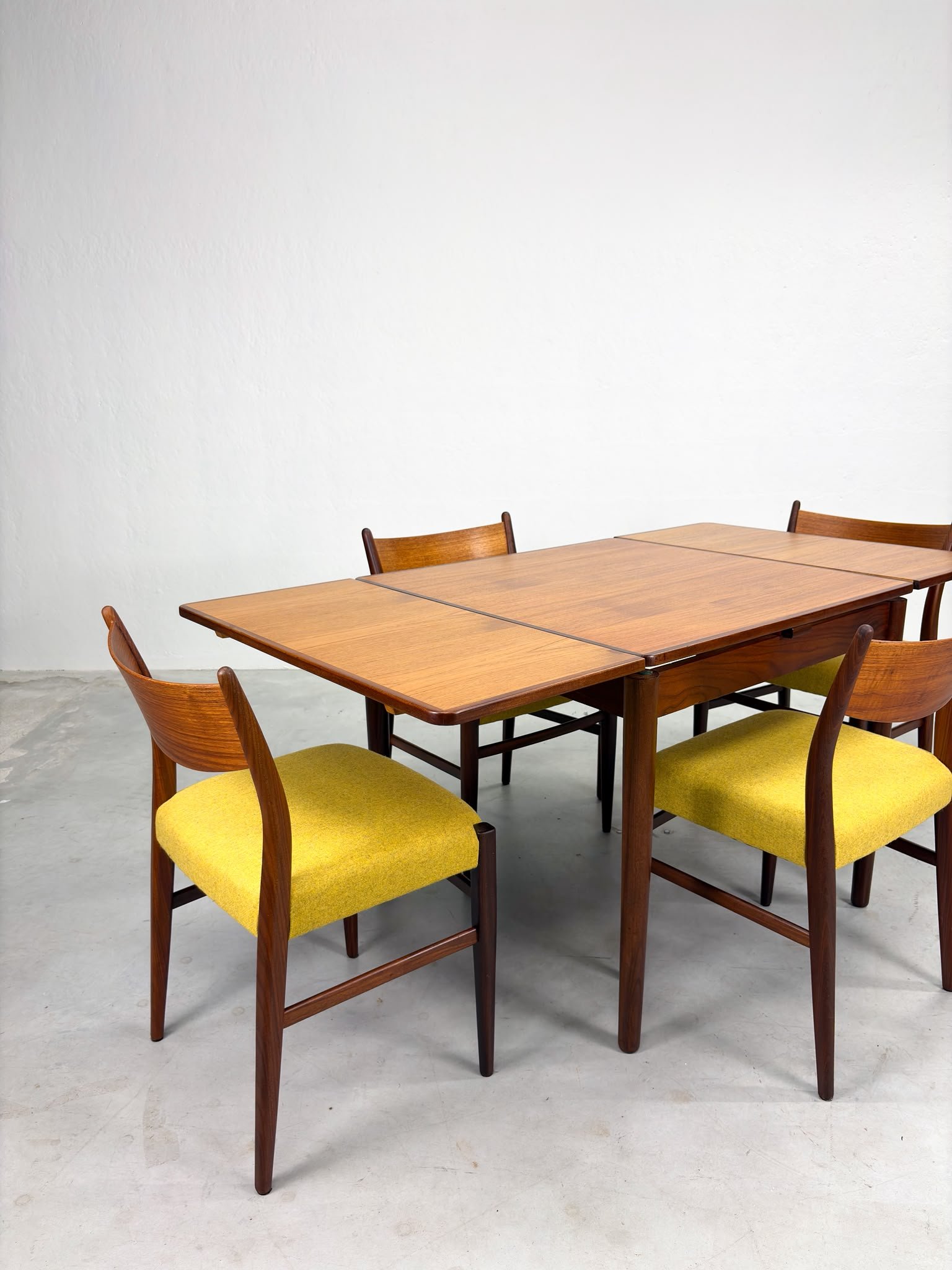 'TT24' Eetkamertafel van Cees Braakman voor Pastoe (3).jpeg