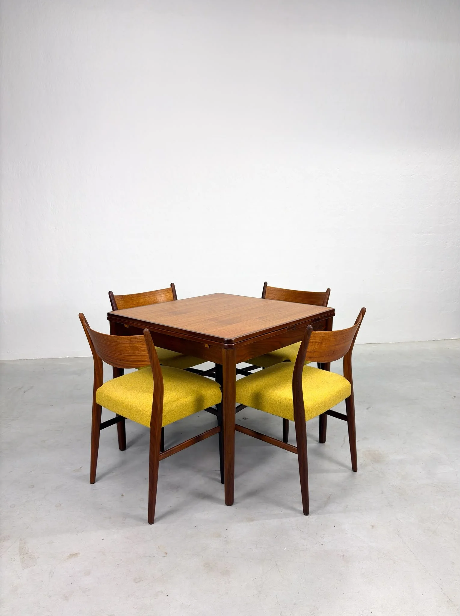 'TT24' Eetkamertafel van Cees Braakman voor Pastoe (19).jpeg