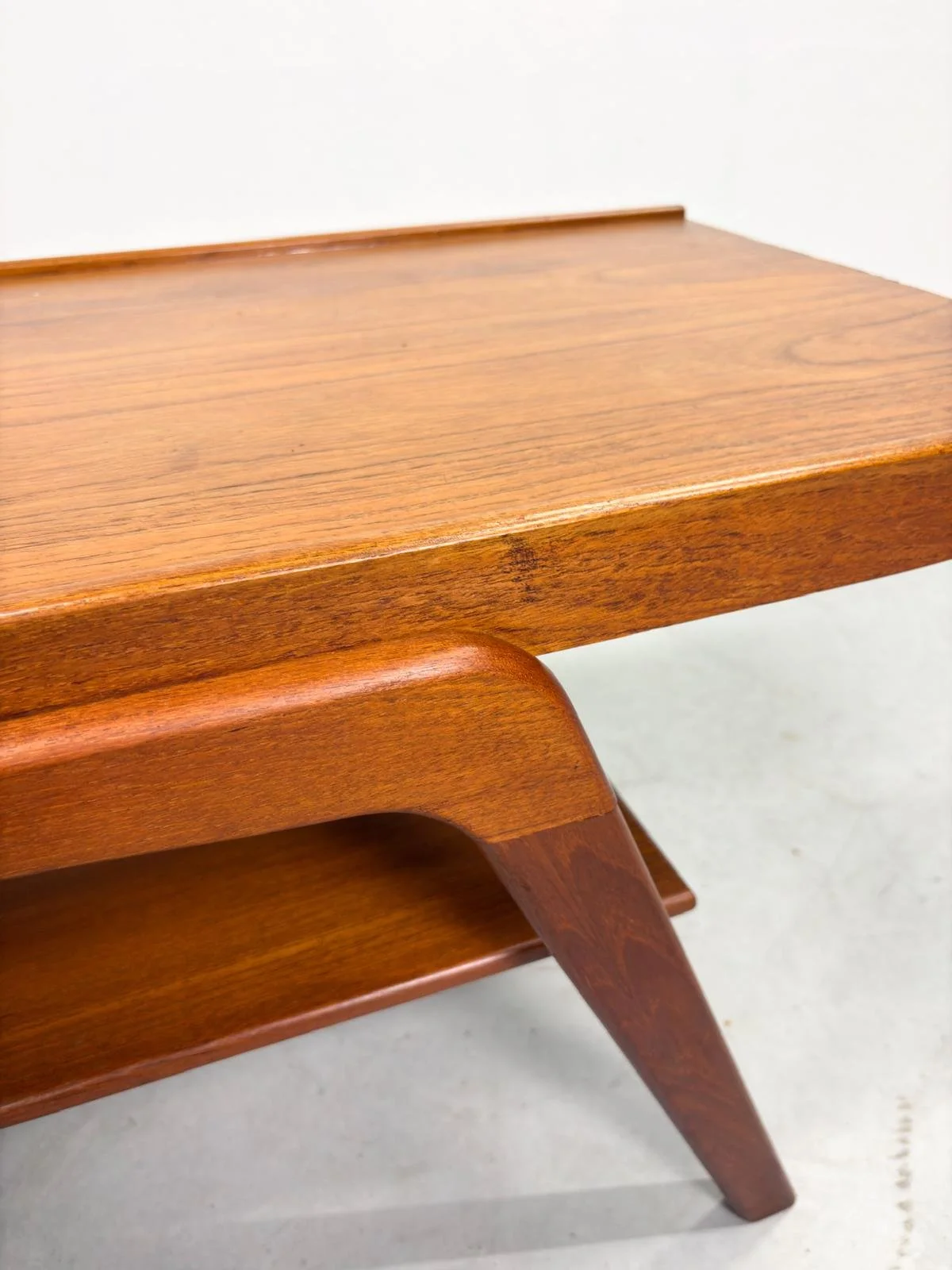 Mid-century Salontafel met Lectuurrek in Teak (8).jpeg