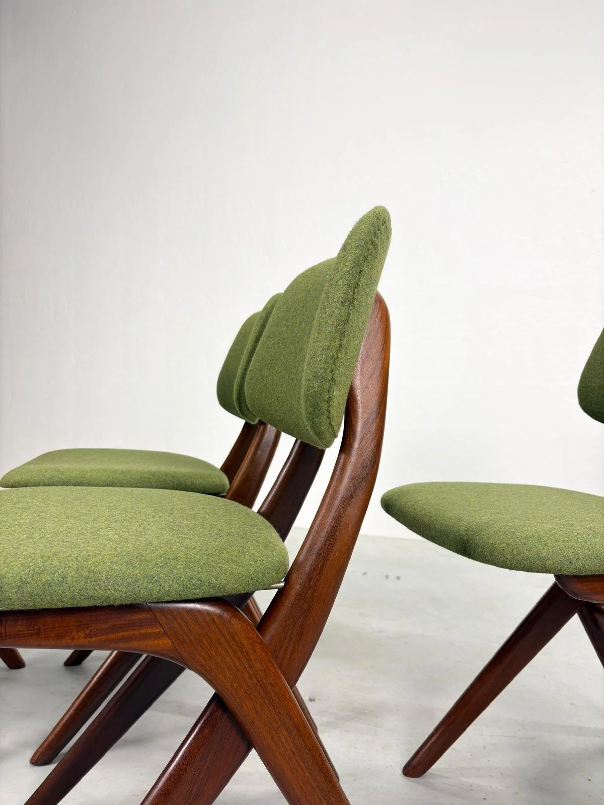 Set 'Scissor' Eetkamerstoelen van Louis van Teeffelen (15).jpeg
