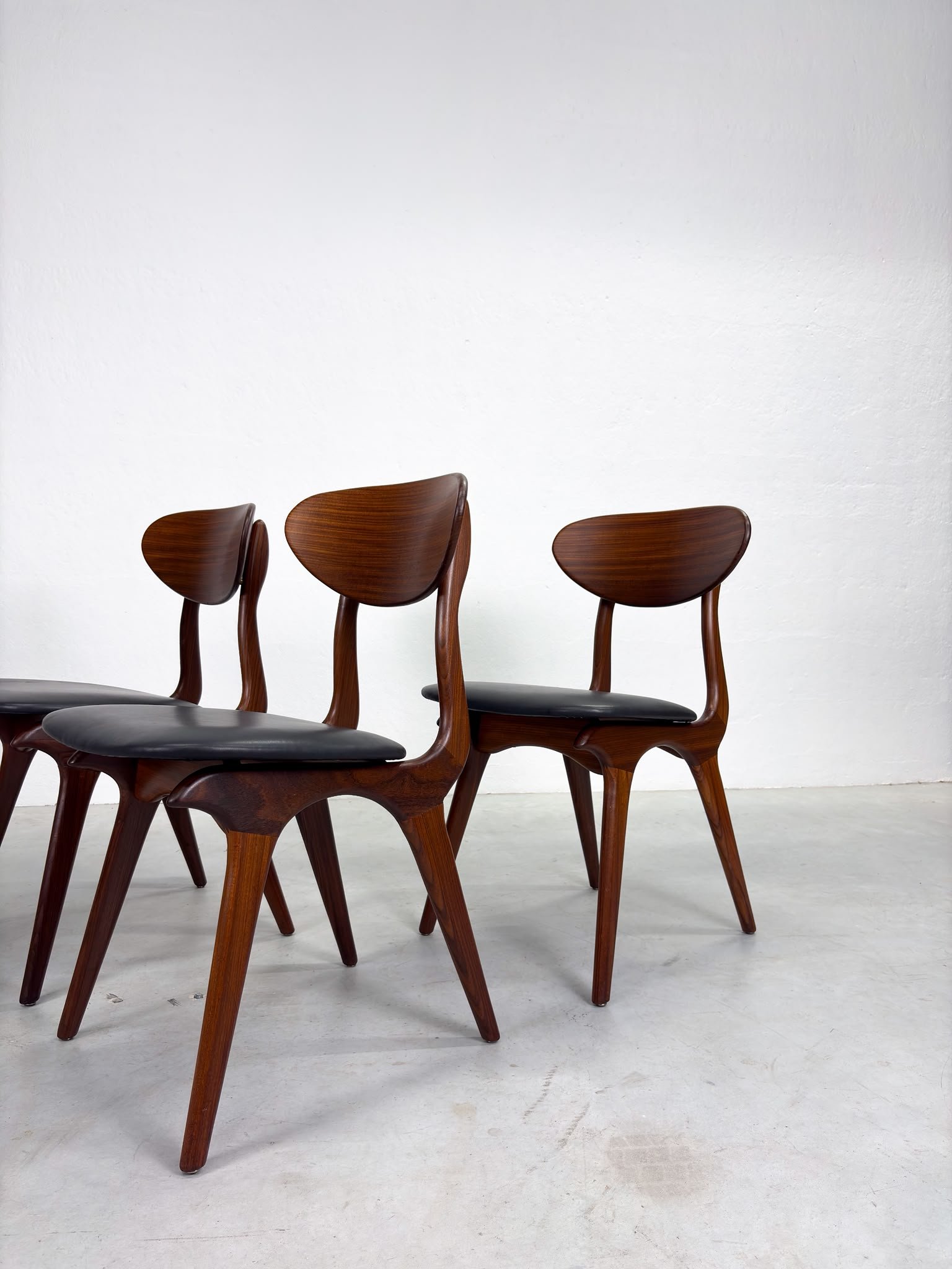 Set 'Snavel' Eetkamerstoelen van Louis van Teeffelen (17).jpeg