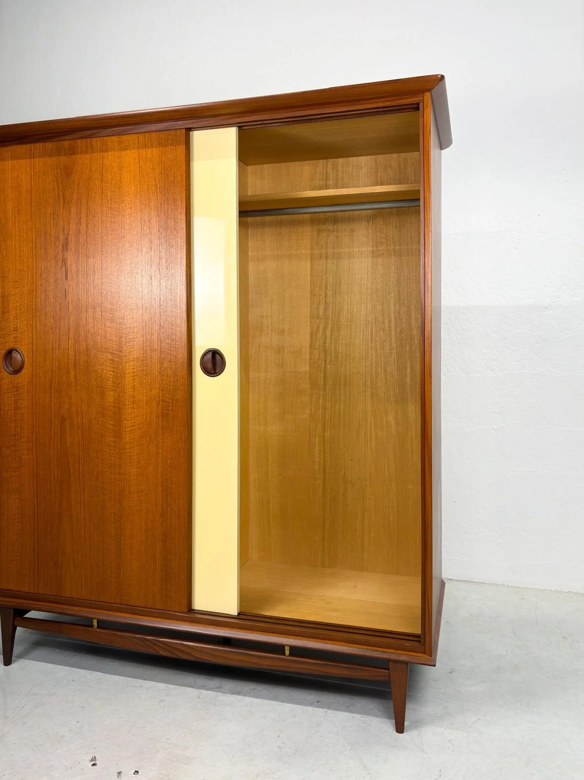 Kledingkast van Louis van Teeffelen voor Wébé (7).jpeg