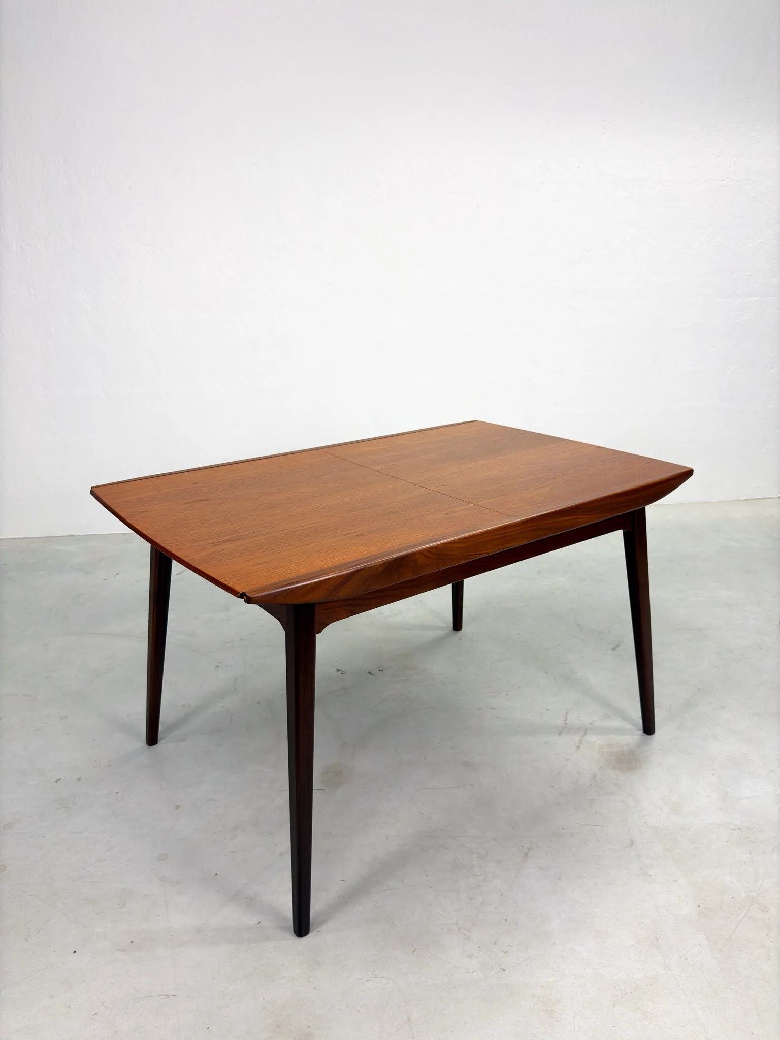 'Milaan' Eettafel van Louis van Teeffelen (6).jpeg