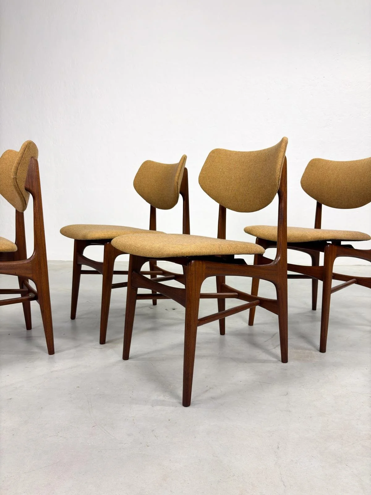 Set 'Hamar' Eetkamerstoelen van Louis van Teeffelen (3).jpeg