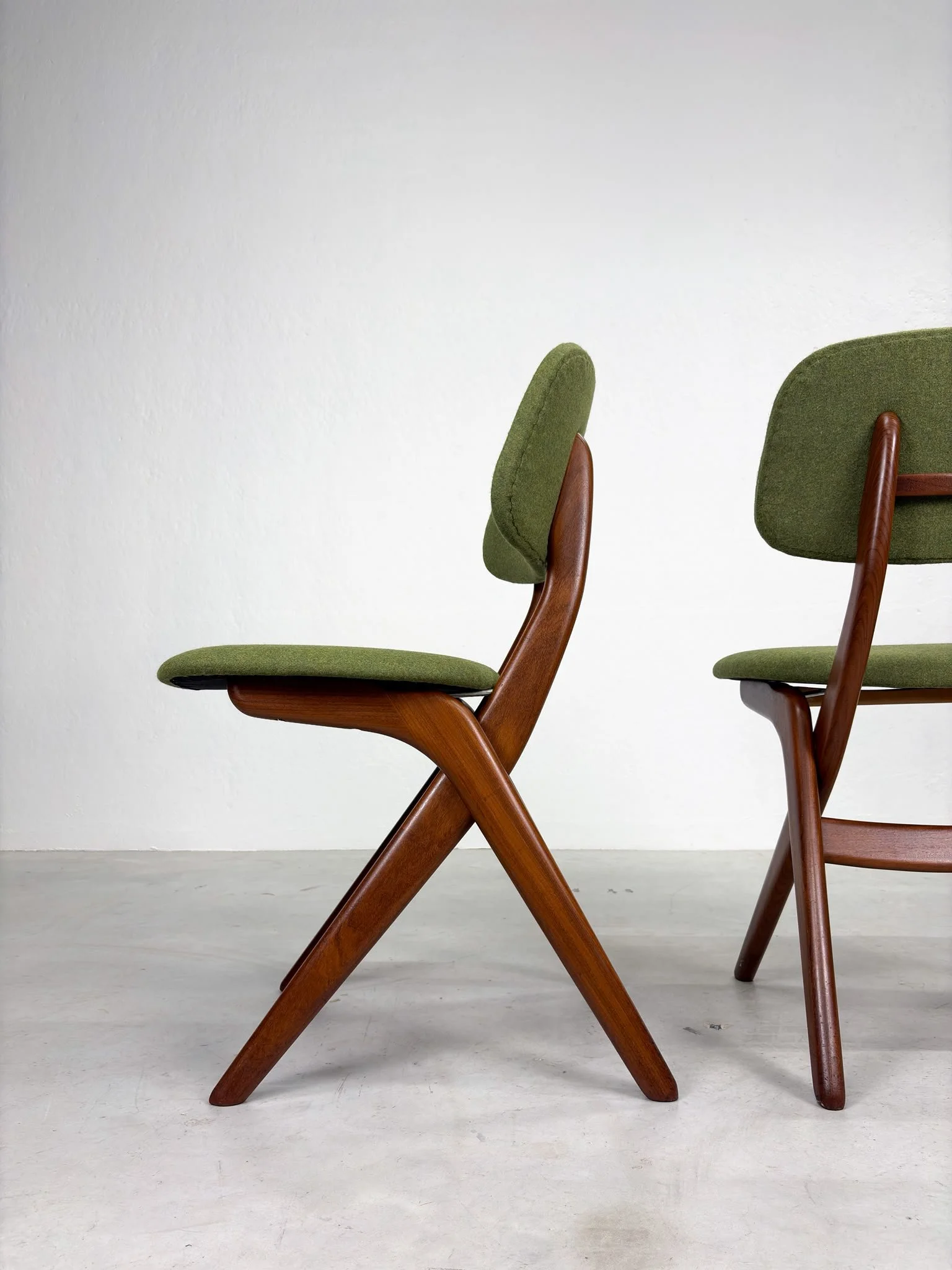 Set 'Scissor' Eetkamerstoelen van Louis van Teeffelen (17).jpeg