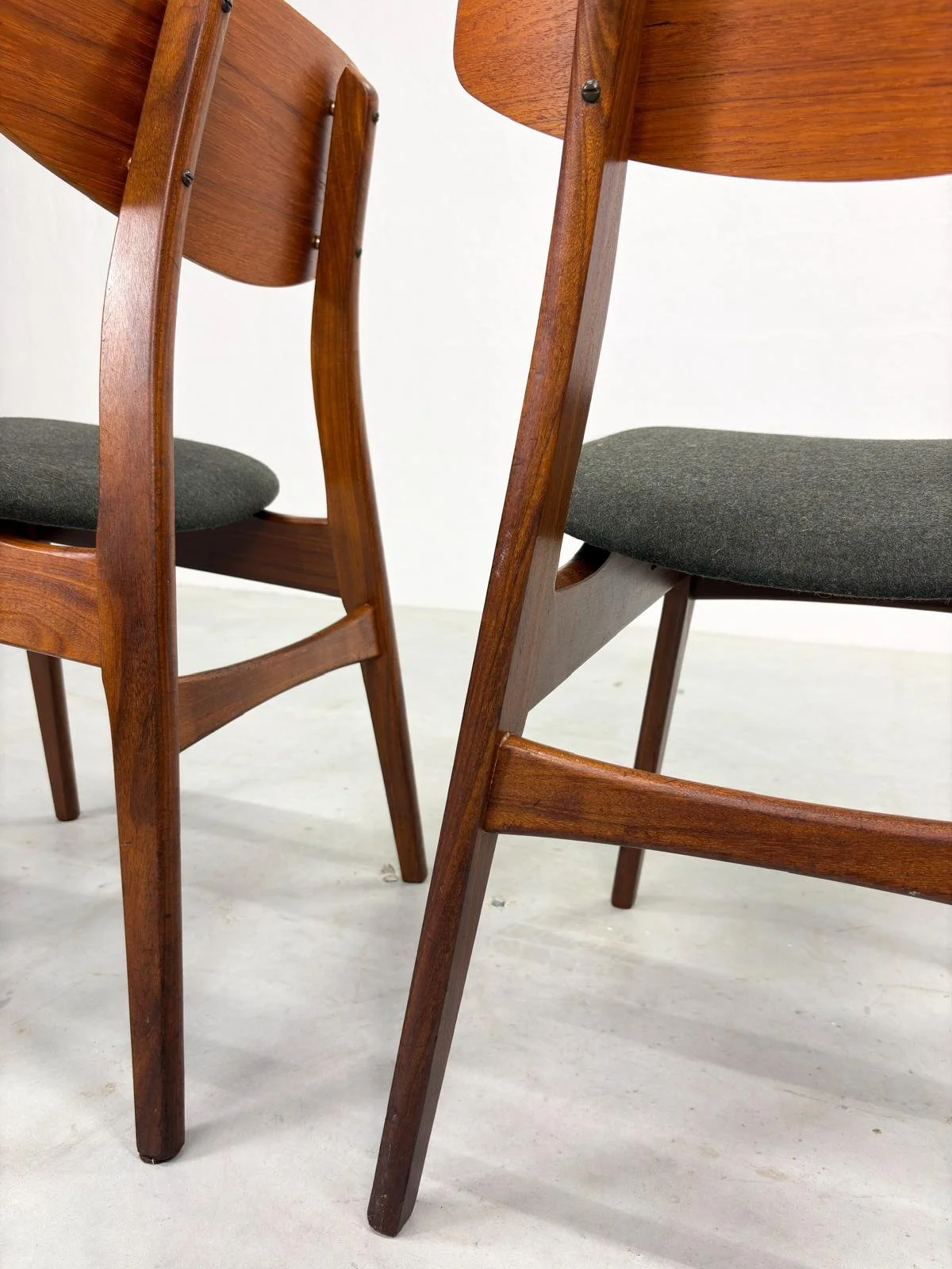 Set Mid-Century Eetkamerstoelen van Teakhout (2).jpeg
