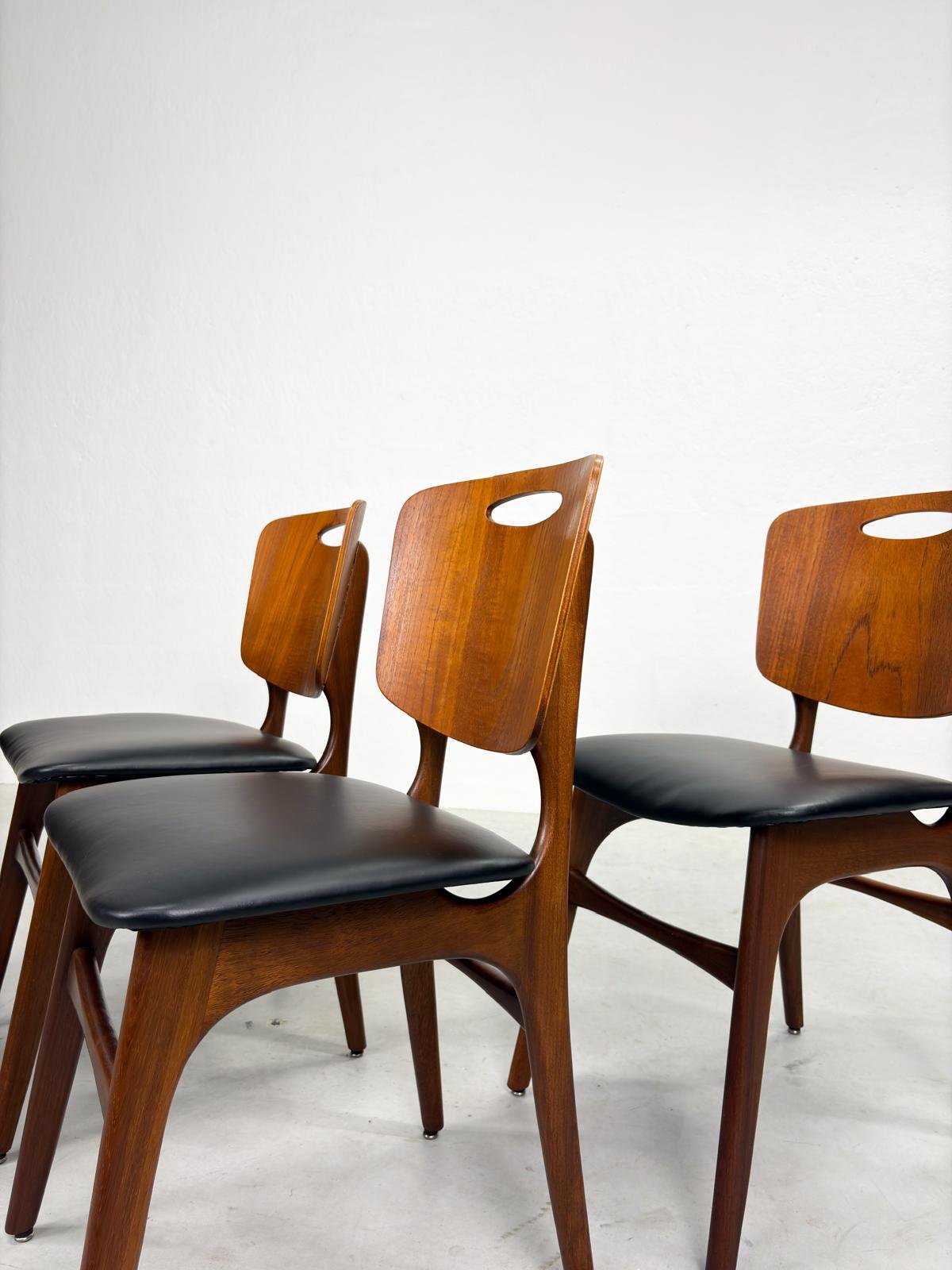 Set Mid-century Eetkamerstoelen in Deens Design (33).jpeg