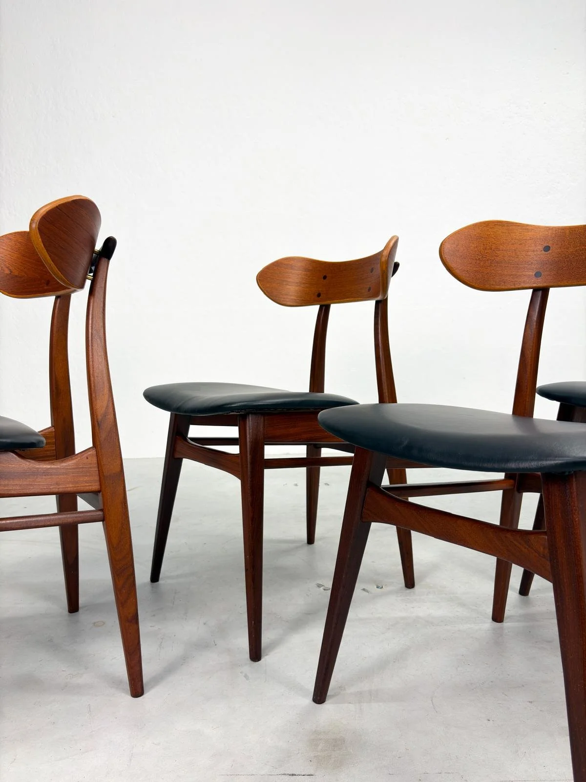 Set 'Kastrup' Eetkamerstoelen van Louis van Teeffelen (17).jpeg