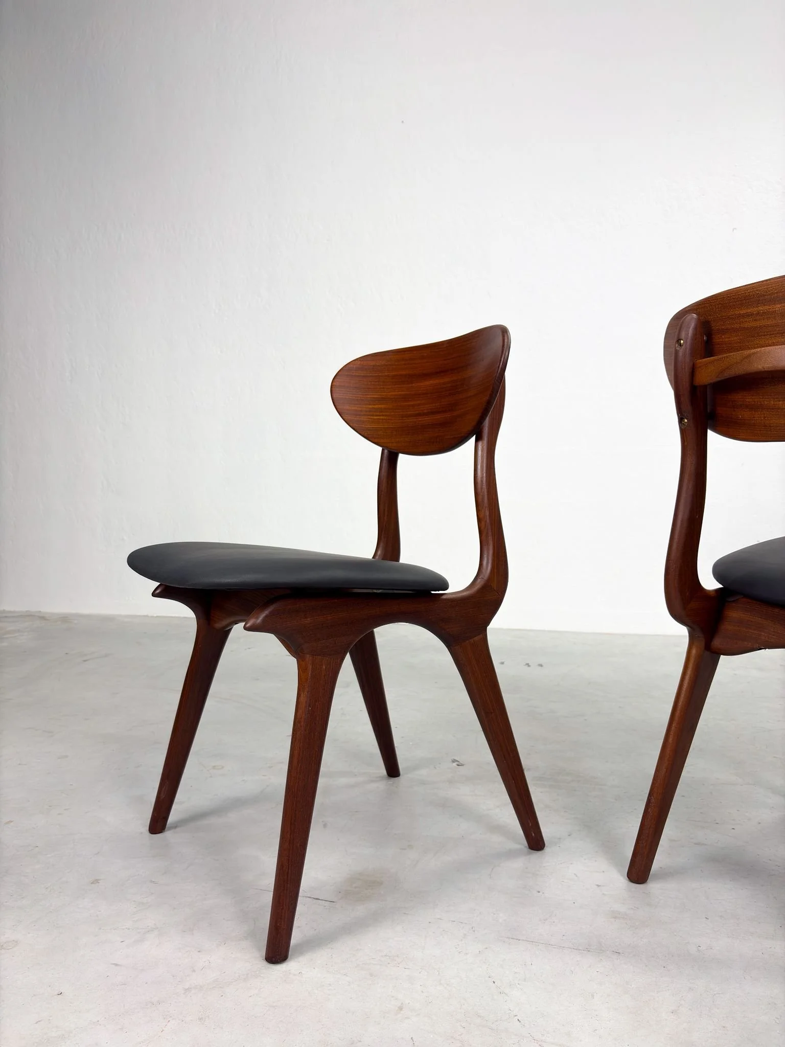 Set 'Snavel' Eetkamerstoelen van Louis van Teeffelen (4).jpeg
