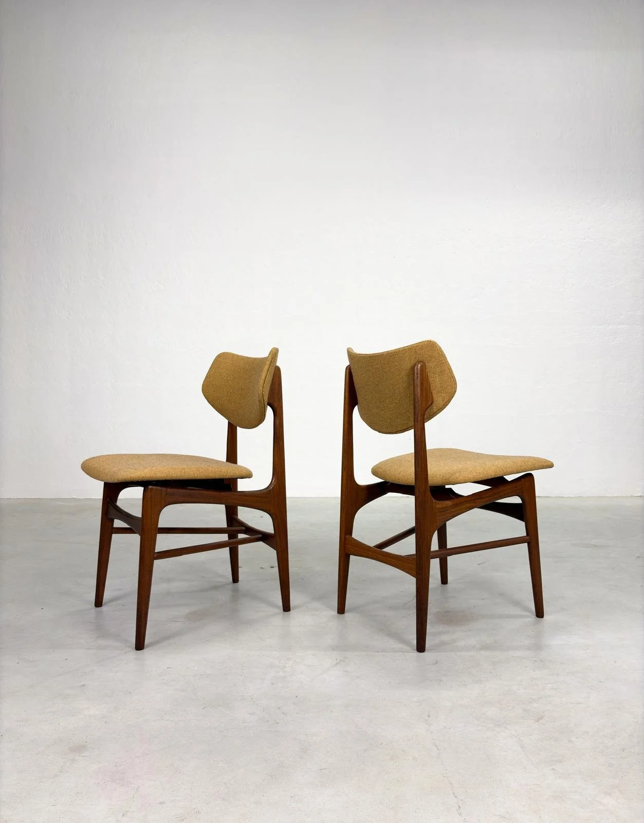 Set 'Hamar' Eetkamerstoelen van Louis van Teeffelen (16).jpeg