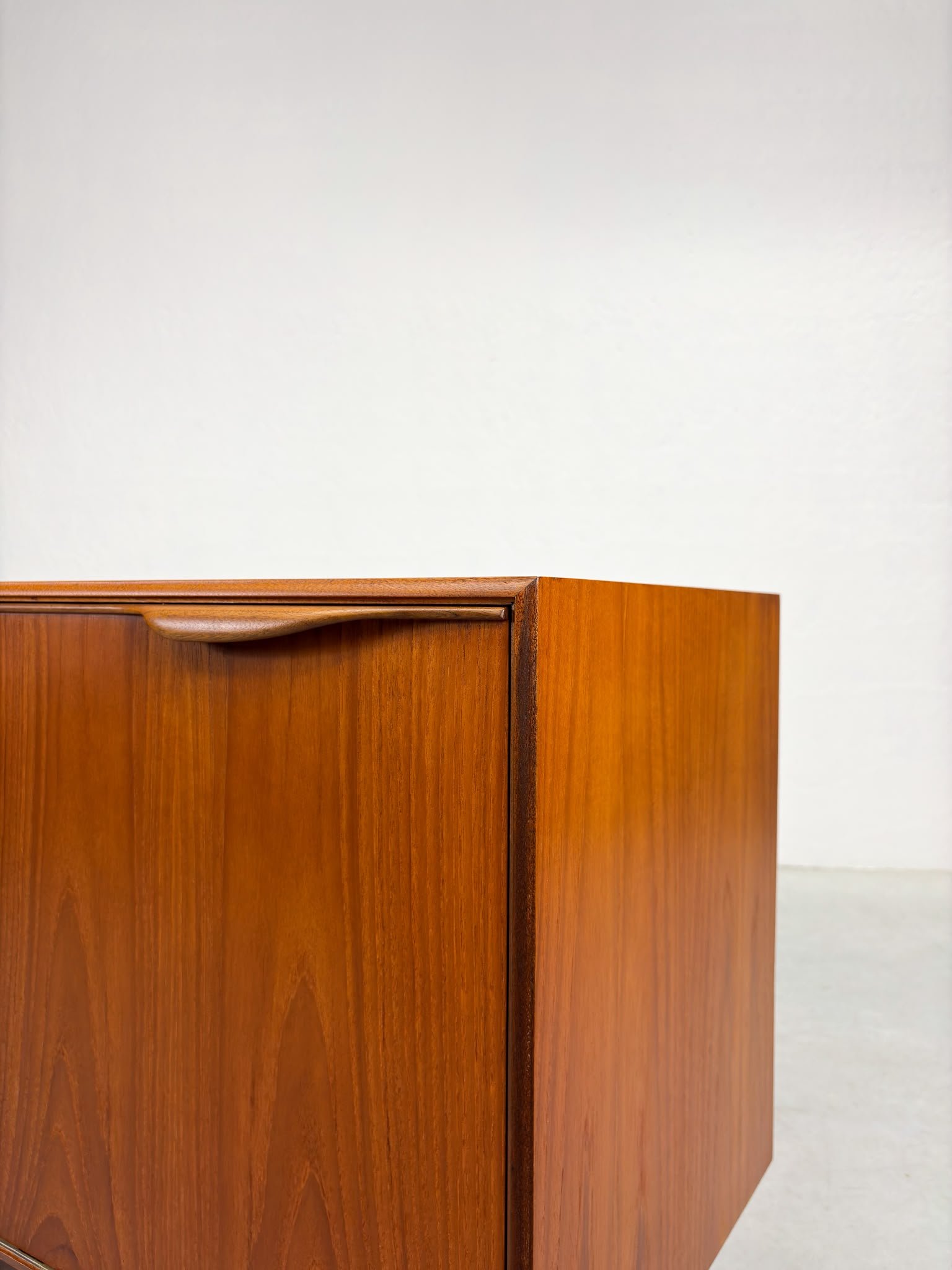 'Dunvegan' Sideboard van Tom Robertson voor McIntosh (12).jpeg