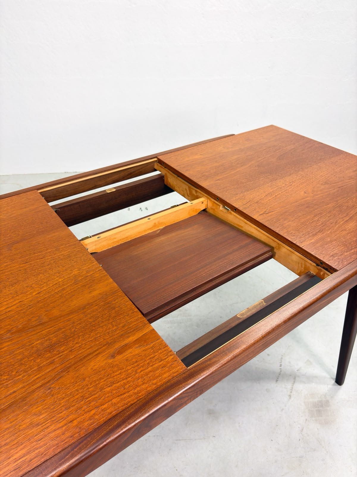 'Milaan' Eettafel van Louis van Teeffelen (17).jpeg