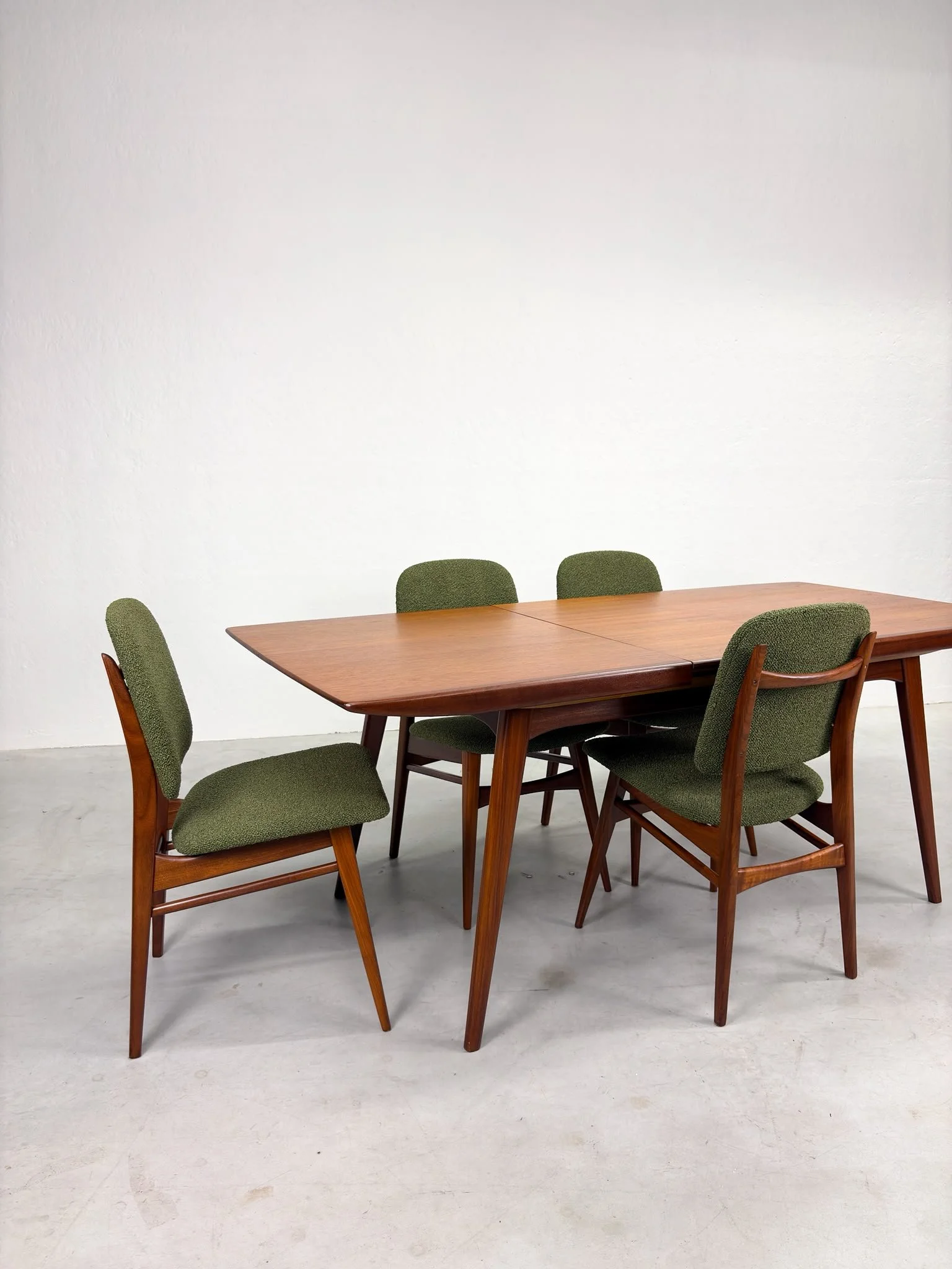 'Milaan' Eetkamertafel van Louis van Teeffelen voor Wébé (13).jpeg
