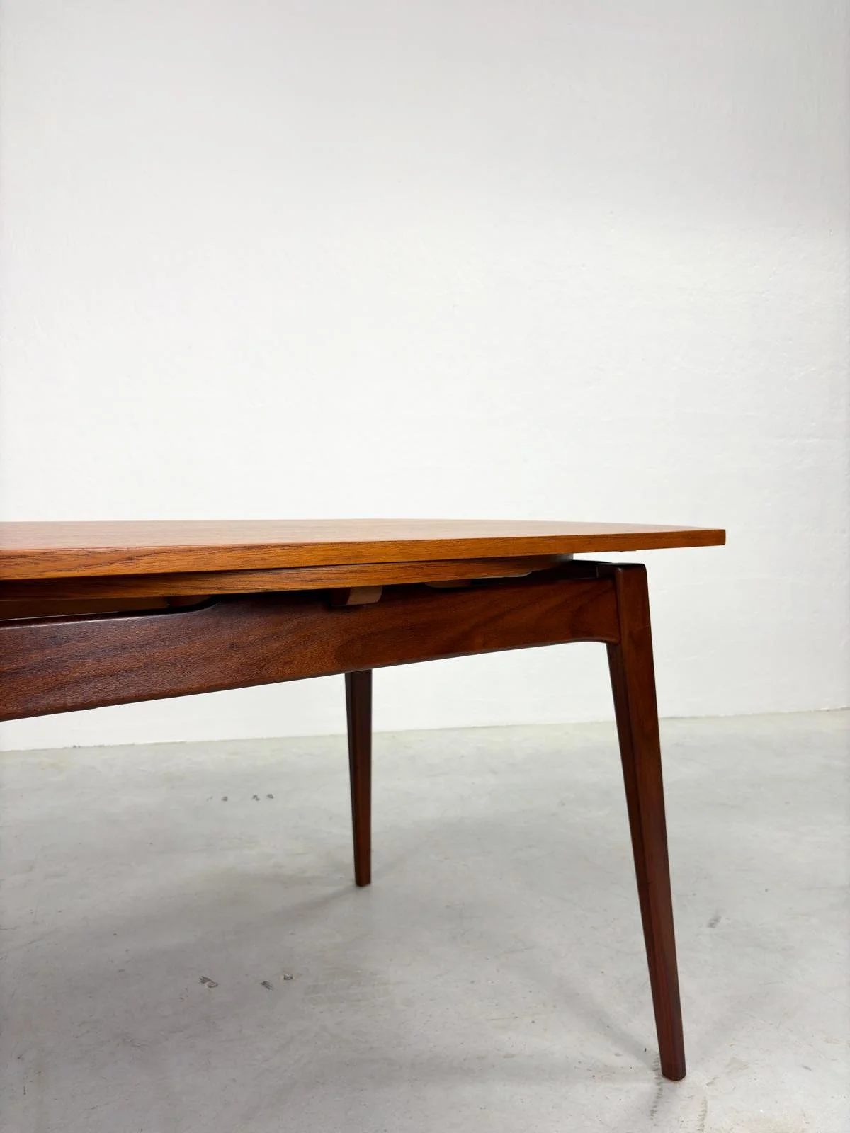 Uitschuifbare Ronde Eetkamertafel van Louis van Teeffelen (4).jpeg