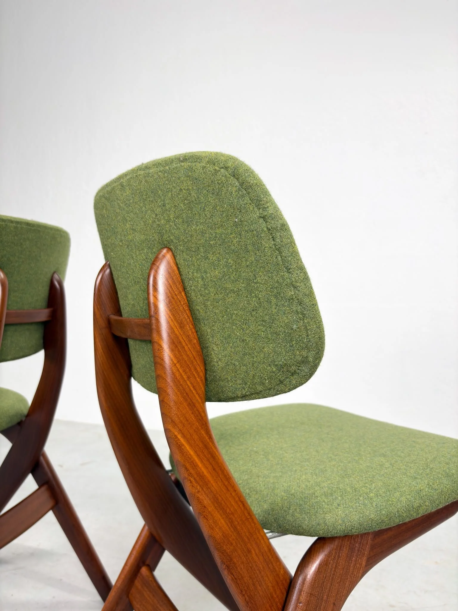 Set 'Scissor' Eetkamerstoelen van Louis van Teeffelen (12).jpeg
