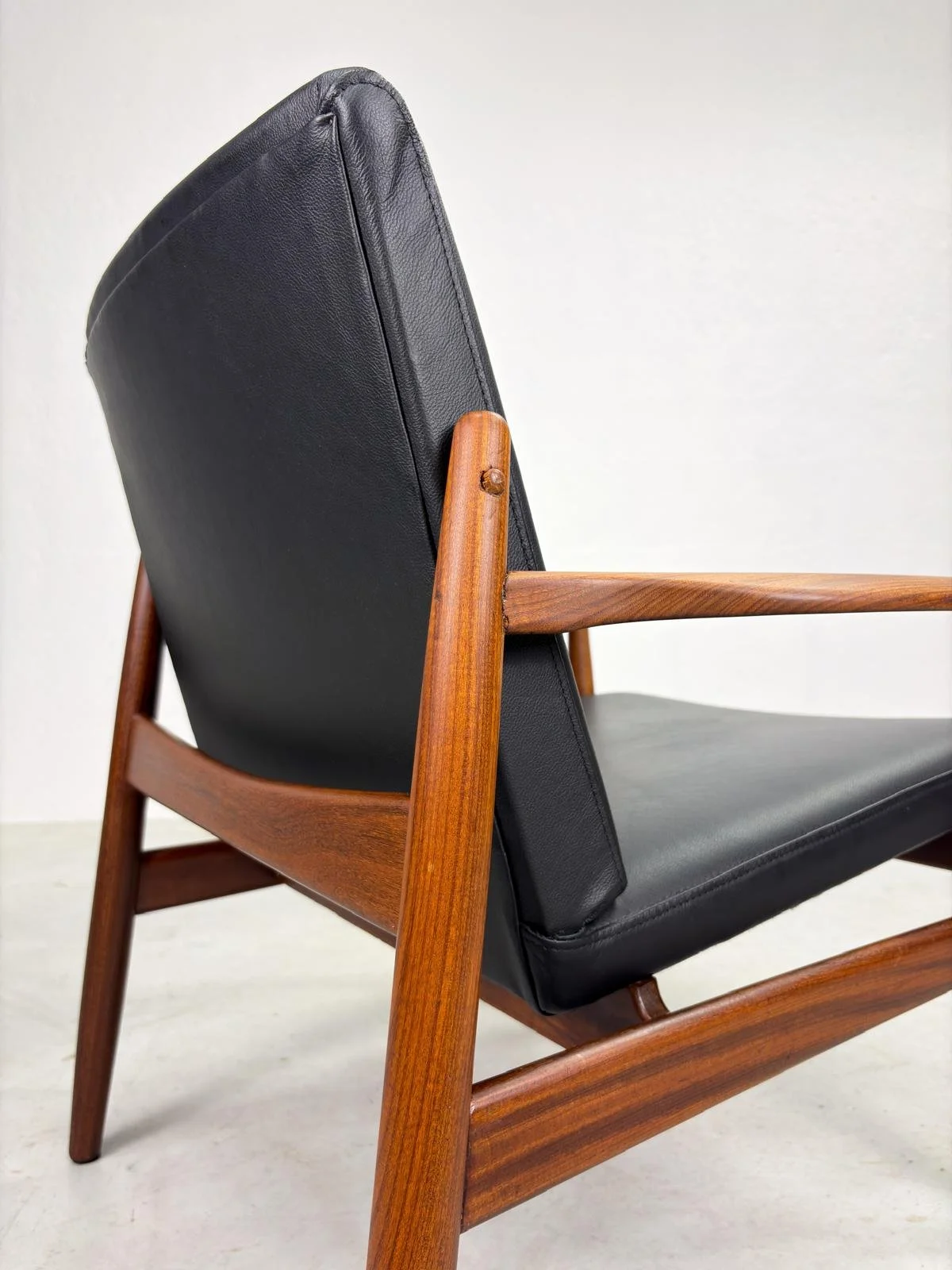 'Viken' Fauteuils van Tove & Edvard Kindt Larsen voor OPE (7).jpeg