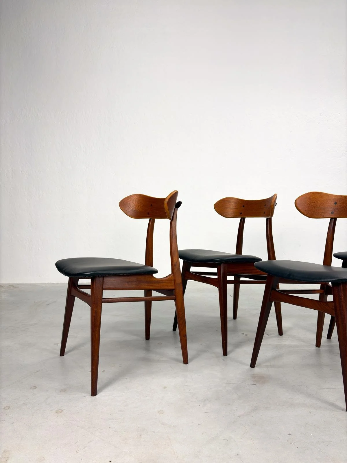 Set 'Kastrup' Eetkamerstoelen van Louis van Teeffelen (1).jpeg