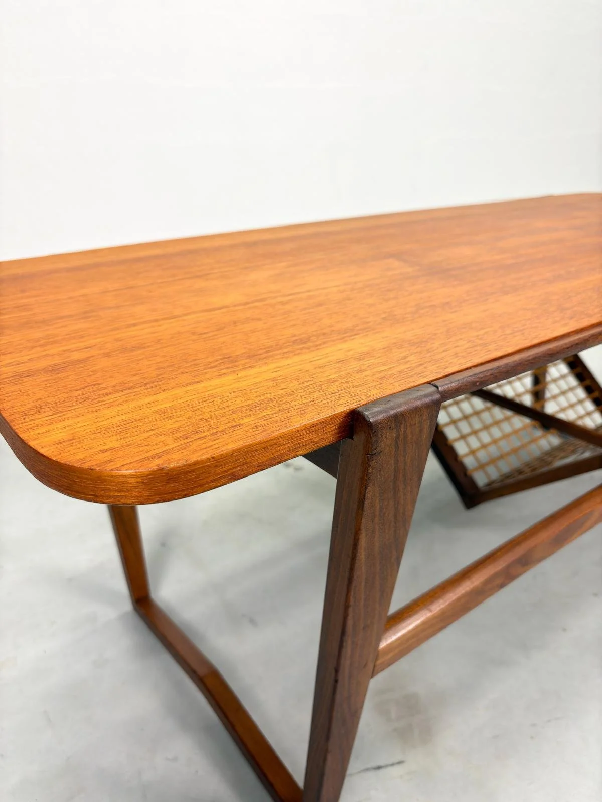 Mid-Century Salontafel met Verschuifbaar Lectuurrek (10).jpeg