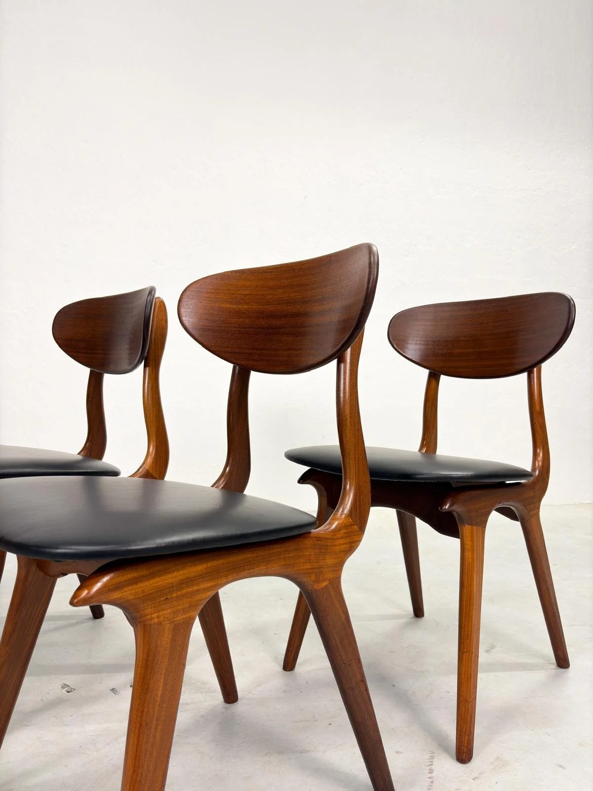 Set Eetkamerstoelen 'Snavel' van Louis van Teeffelen (19).jpeg