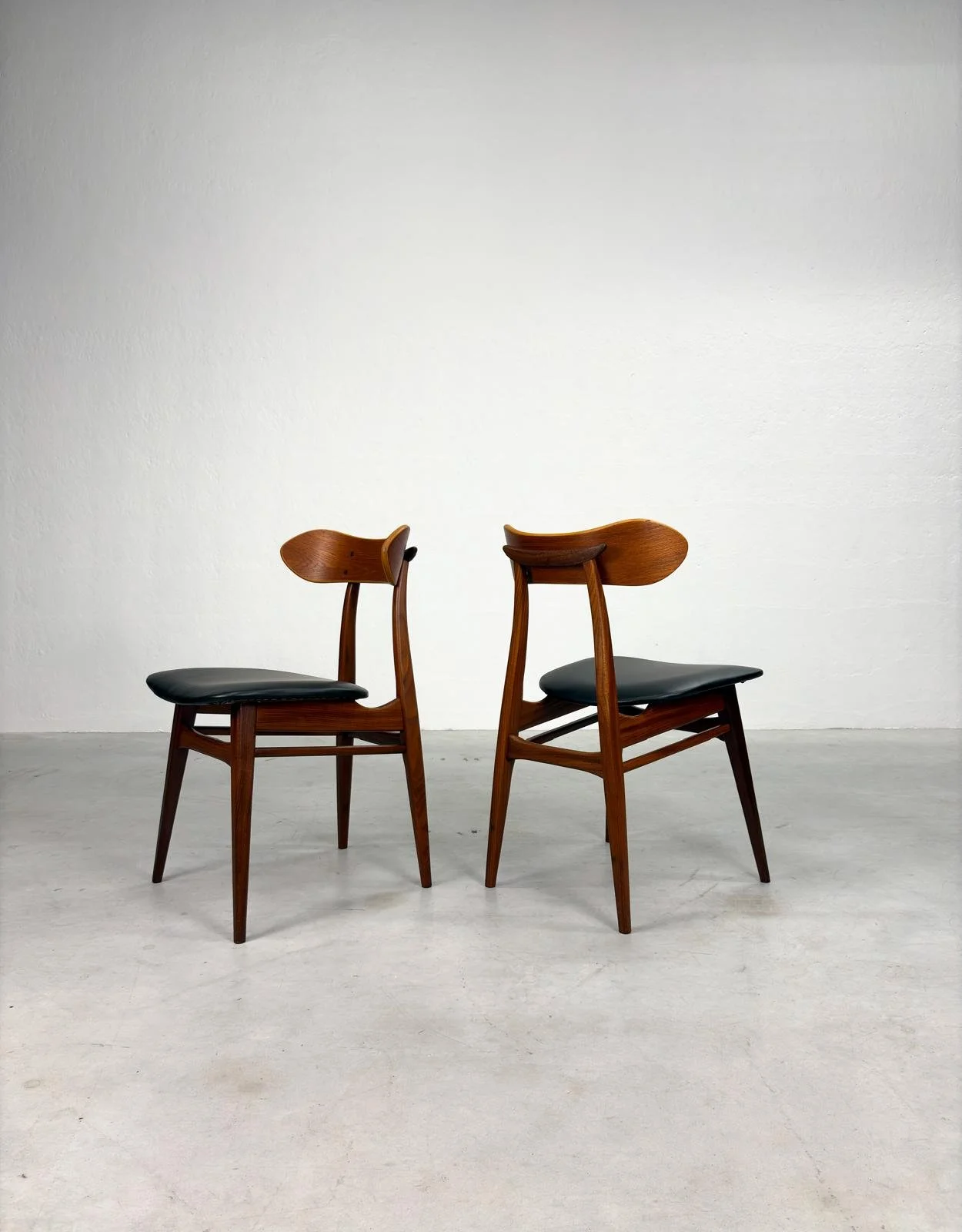 Set 'Kastrup' Eetkamerstoelen van Louis van Teeffelen (11).jpeg