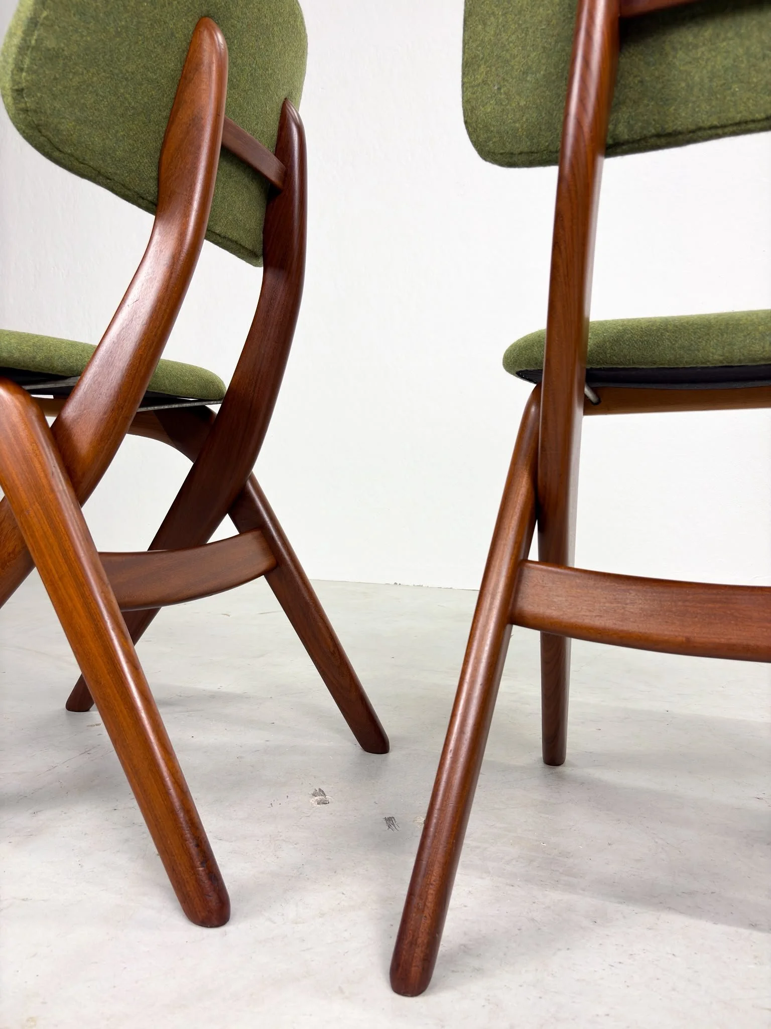 Set 'Scissor' Eetkamerstoelen van Louis van Teeffelen (10).jpeg