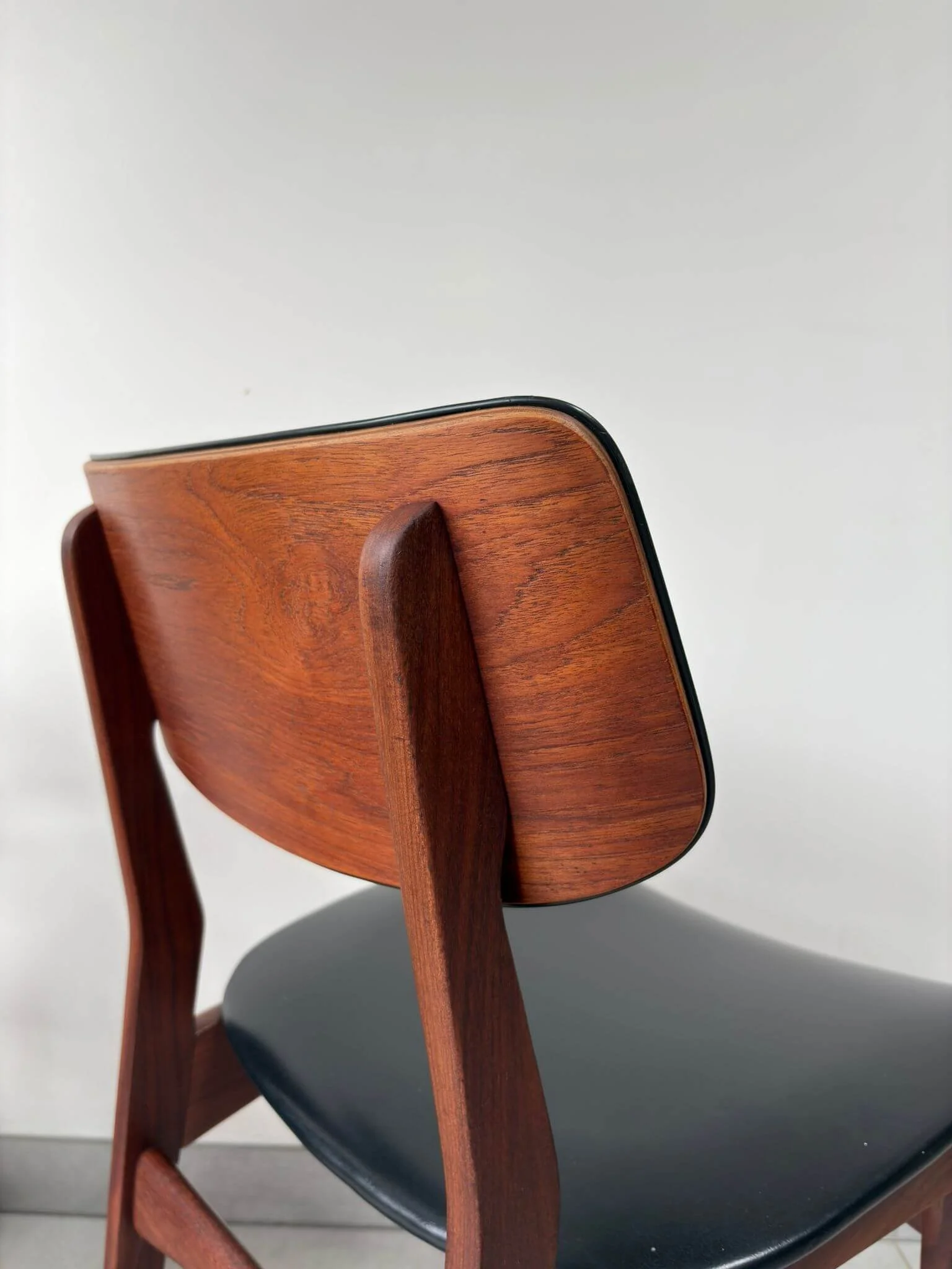 Set Vintage Eetkamerstoelen Mahjongg Vlaardingen (4).jpg