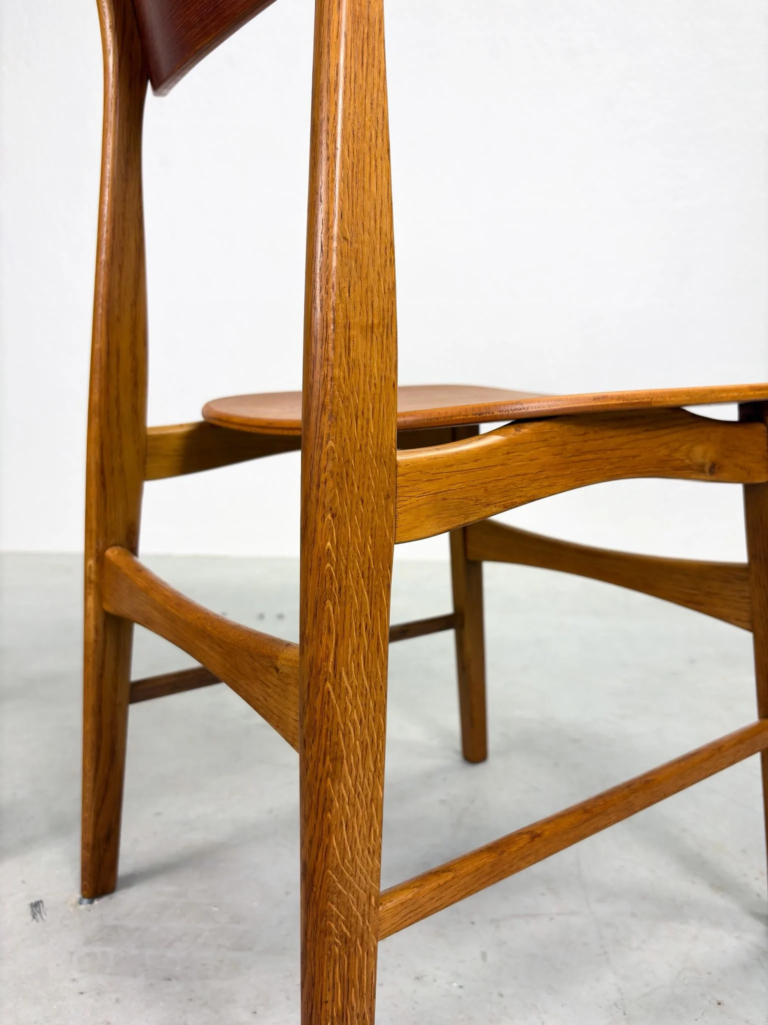 Set Mid-century Eetkamerstoelen van Eiken en Teak (11).jpeg