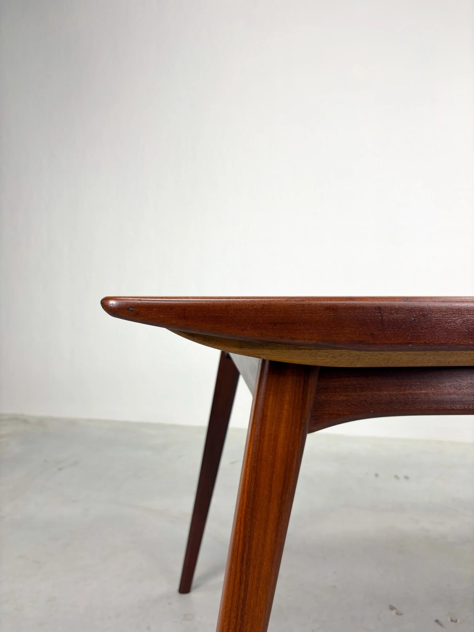 'Milaan' Eetkamertafel van Louis van Teeffelen voor Wébé (2).jpeg