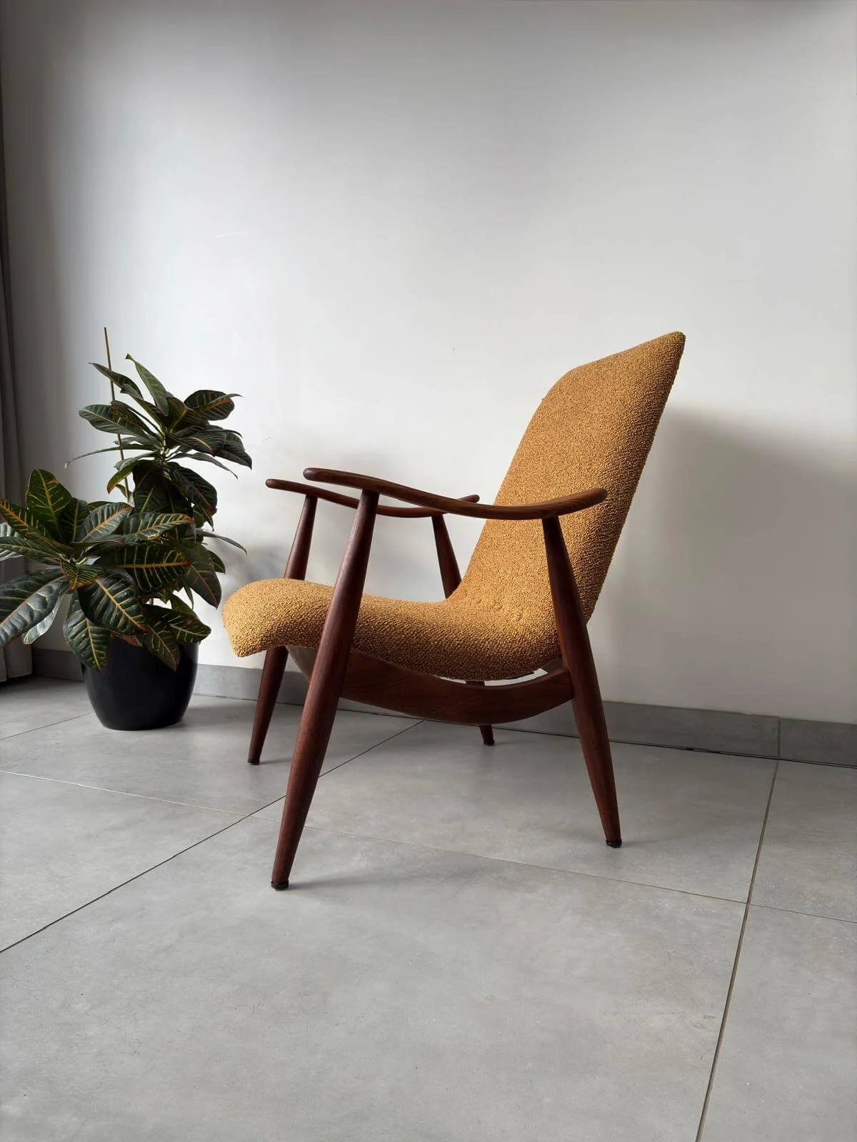A-serie Fauteuil Louis van Teeffelen Oker Geel (7).jpg