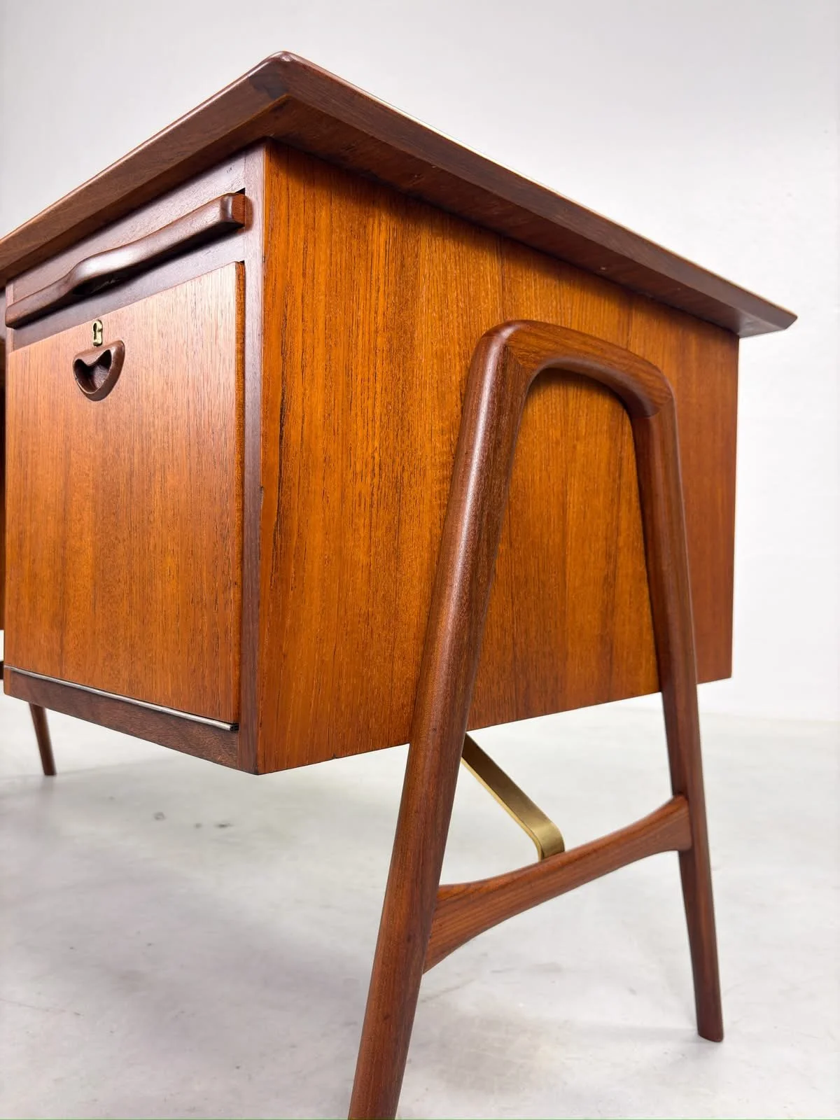 Boomerang Bureau van Louis van Teeffelen voor Wébé (5).jpeg