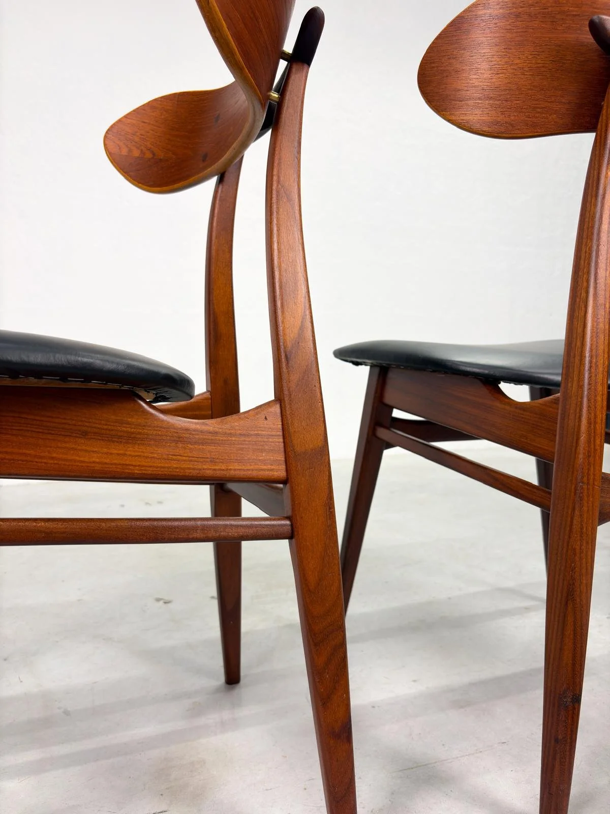 Set 'Kastrup' Eetkamerstoelen van Louis van Teeffelen (6).jpeg