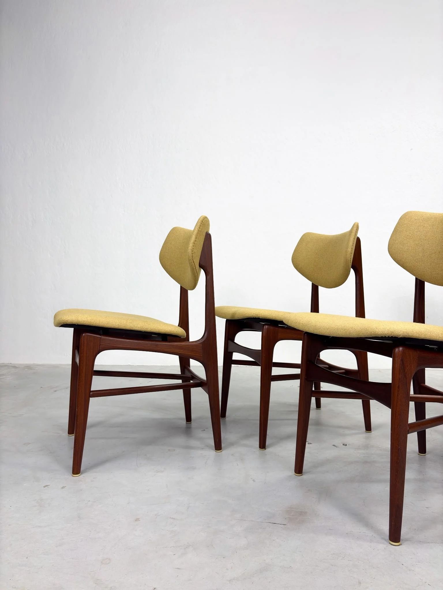 'Hamar' Eetkamerstoelen Louis van Teeffelen voor Wébé (3).jpeg