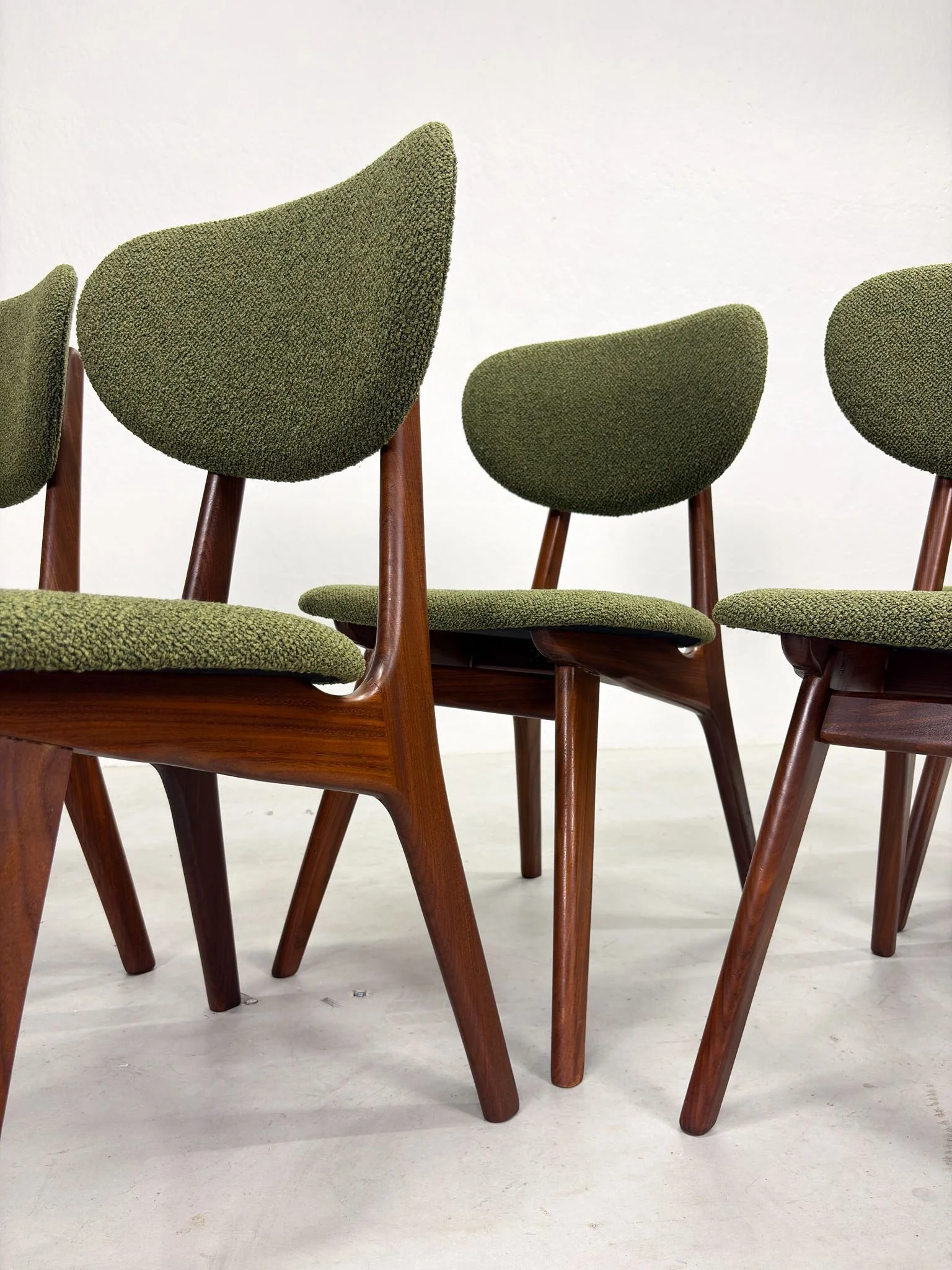 Set Eetkamerstoelen van Louis van Teeffelen voor AwA (13).jpeg
