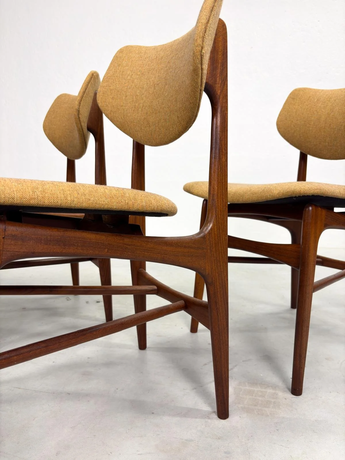 Set 'Hamar' Eetkamerstoelen van Louis van Teeffelen (6).jpeg