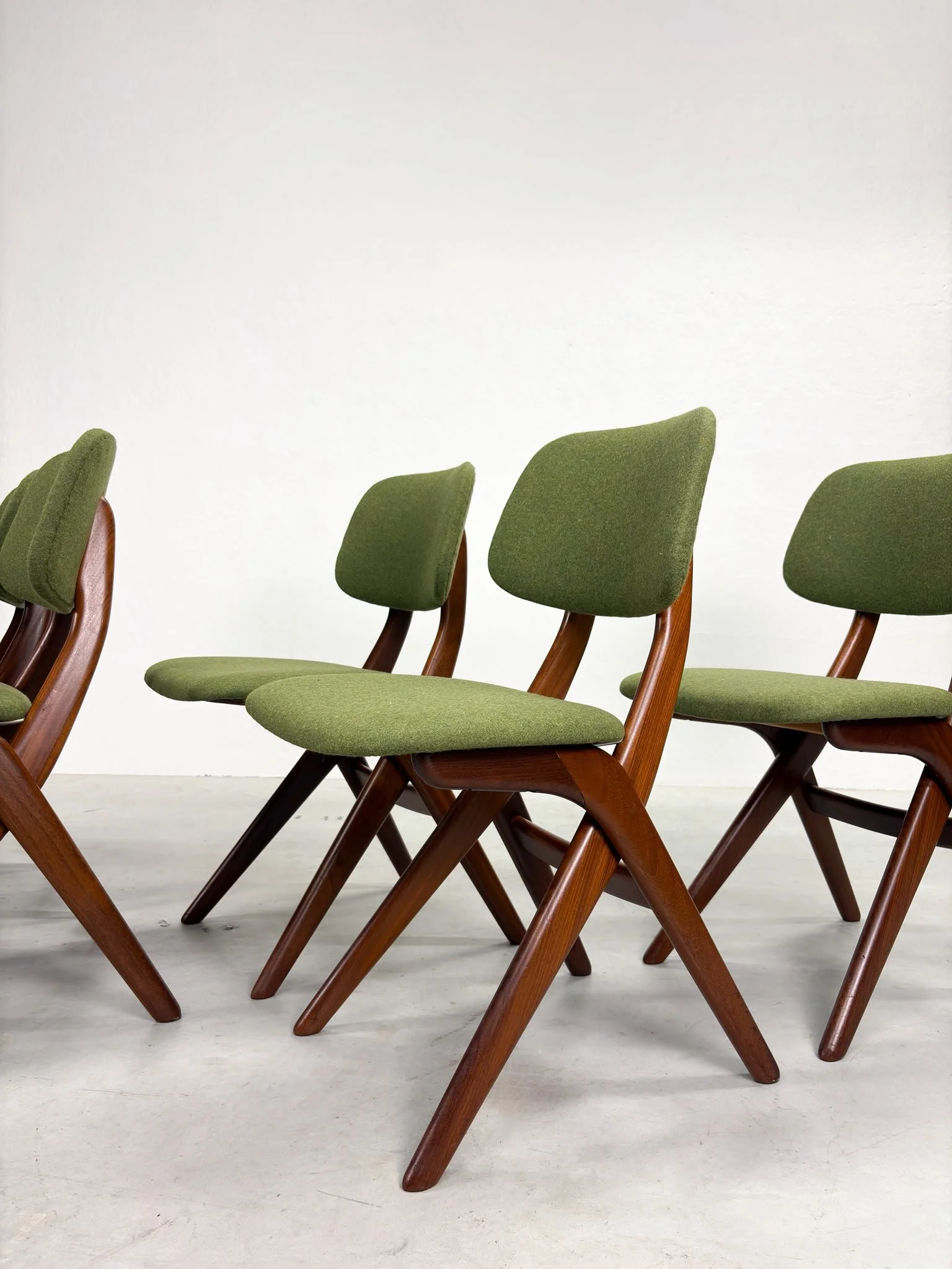 Set 'Scissor' Eetkamerstoelen van Louis van Teeffelen (20).jpeg