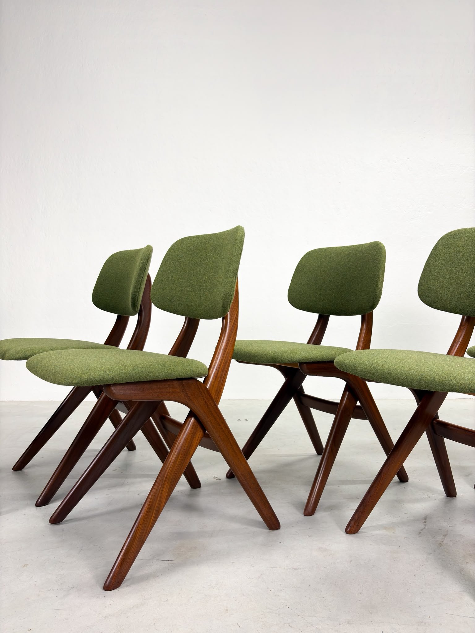 Set 'Scissor' Eetkamerstoelen van Louis van Teeffelen (19).jpeg