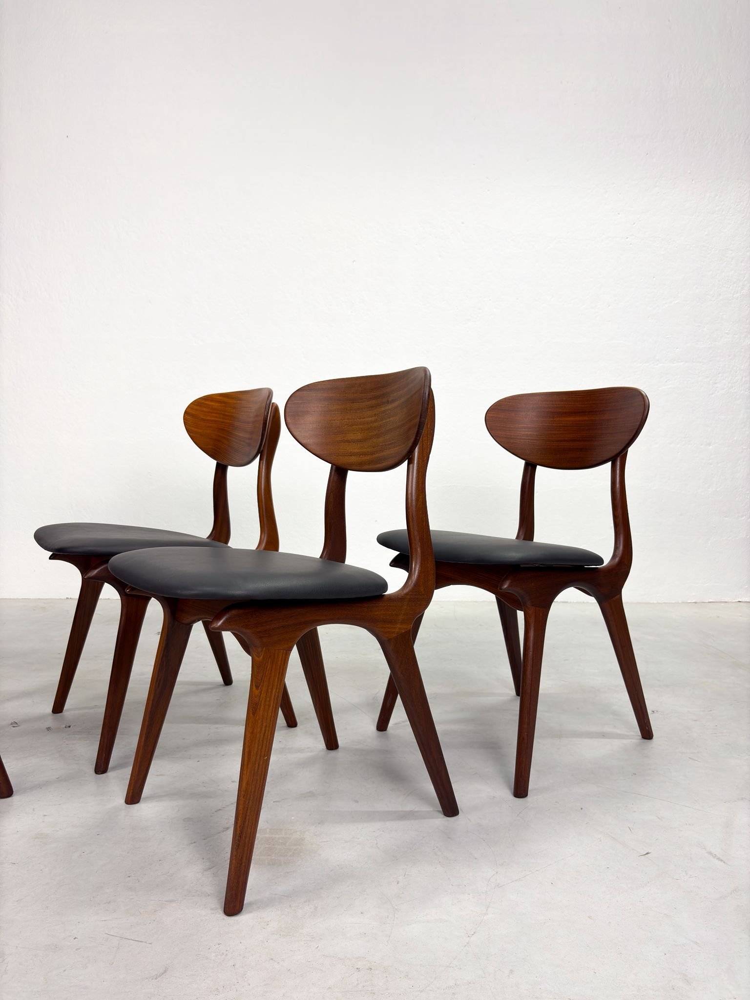 Set 'Snavel' Eetkamerstoelen van Louis van Teeffelen (18).jpeg
