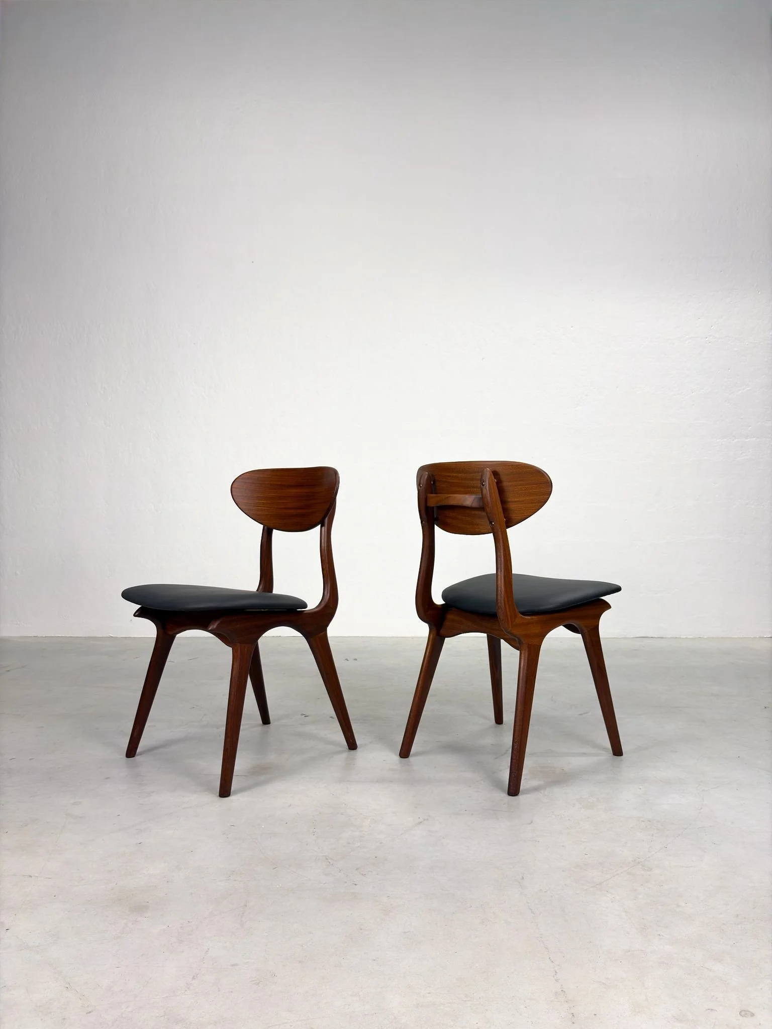Set 'Snavel' Eetkamerstoelen van Louis van Teeffelen (11).jpeg