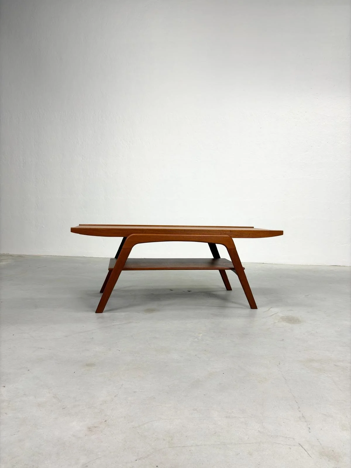 Mid-century Salontafel met Lectuurrek in Teak (15).jpeg