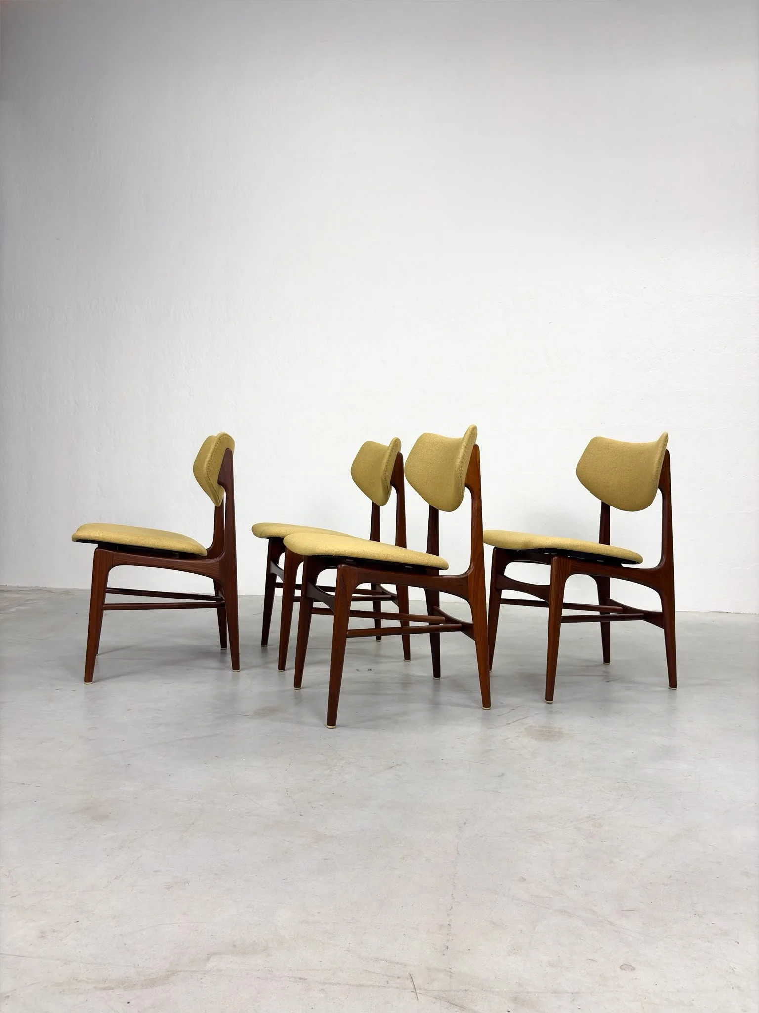 'Hamar' Eetkamerstoelen Louis van Teeffelen voor Wébé (2).jpeg