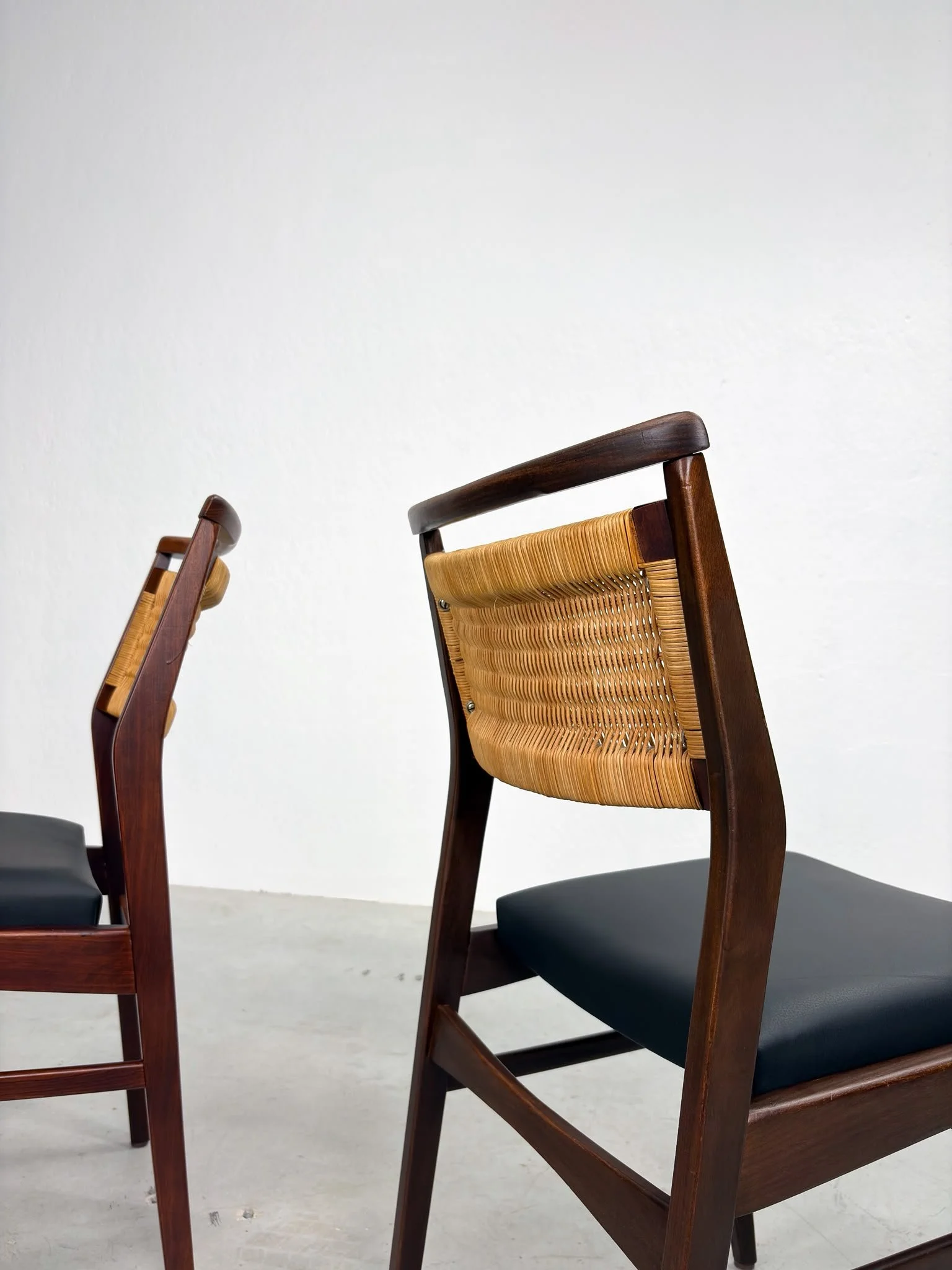 Mid-century Eetkamerstoelen met Rieten Rugleuning (12).jpeg