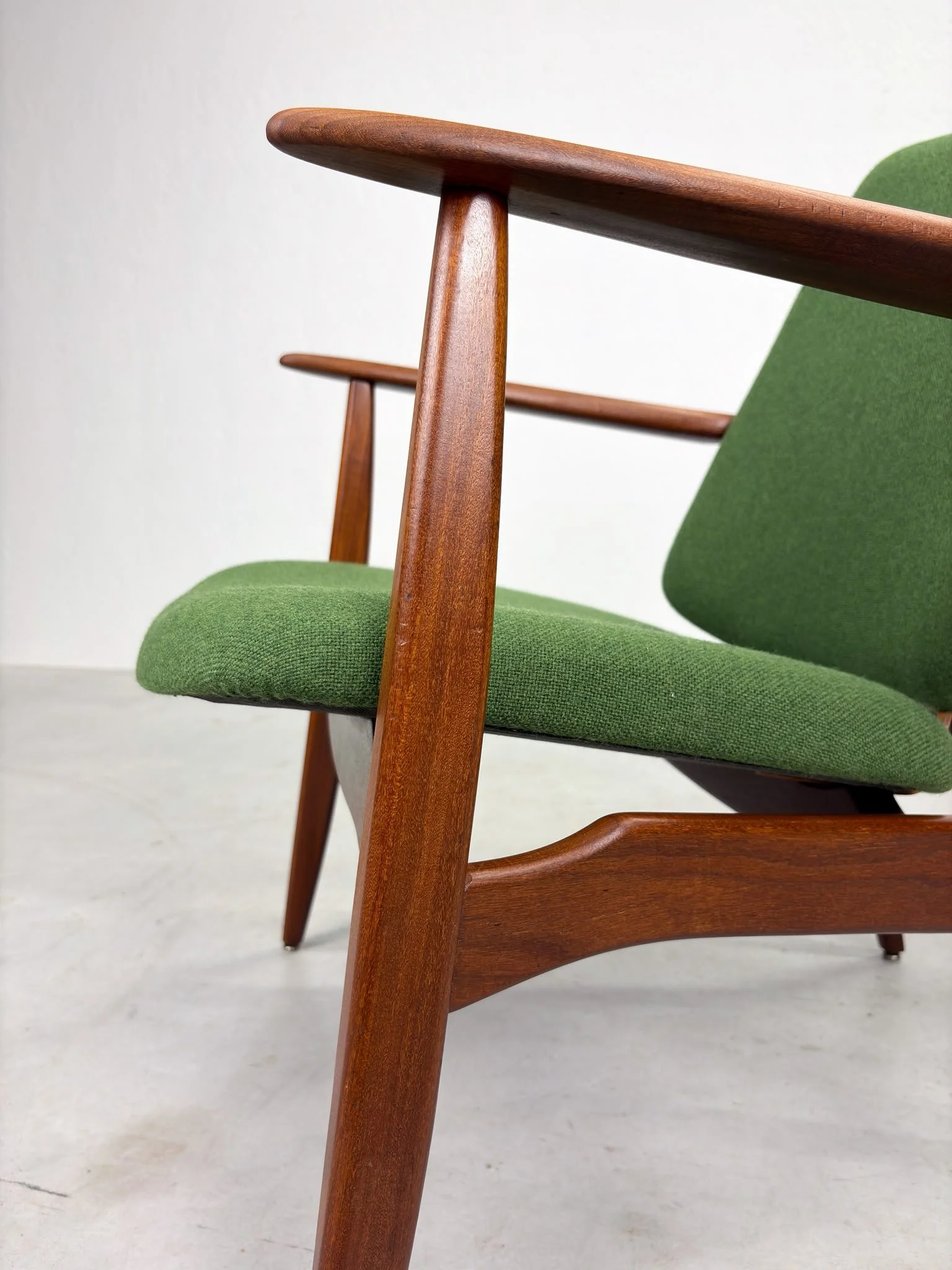 'Tolga' Fauteuil van Louis van Teeffelen voor Wébé (2).jpeg