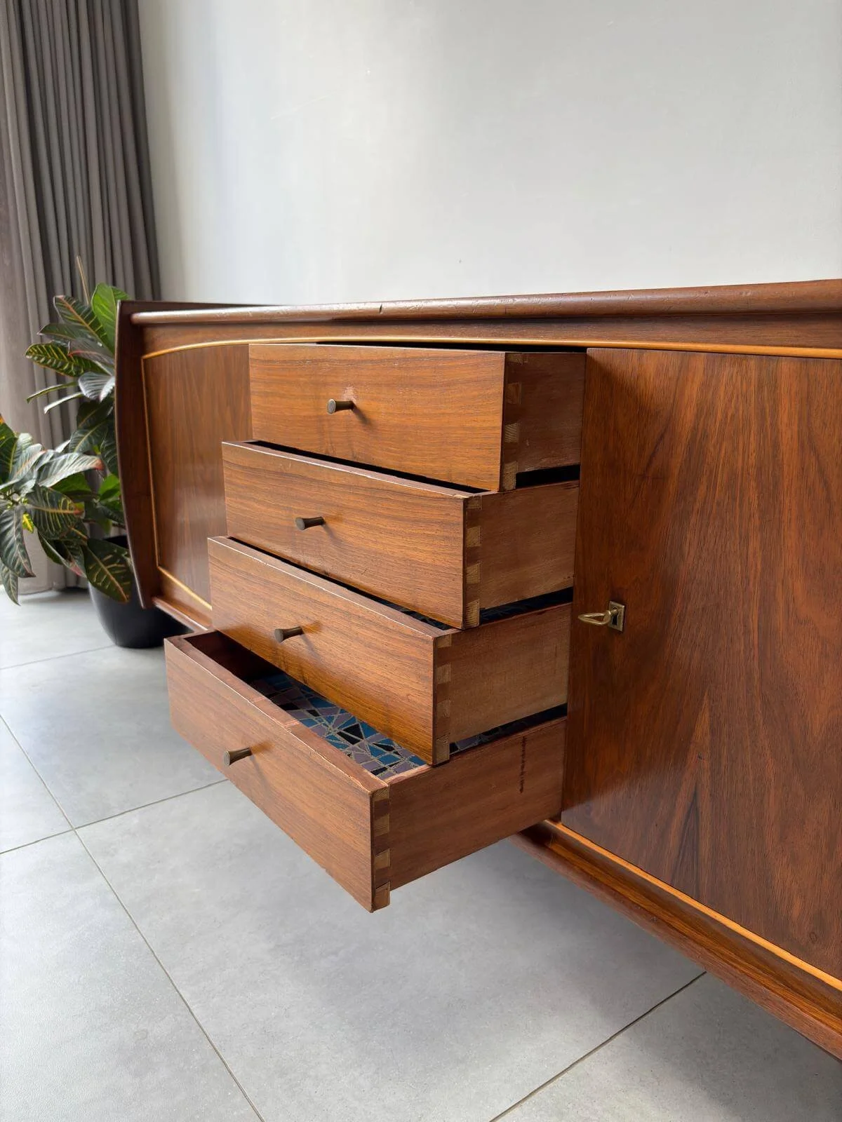 Uniek Vintage Mid-century Dressoir van Teak (18).jpg