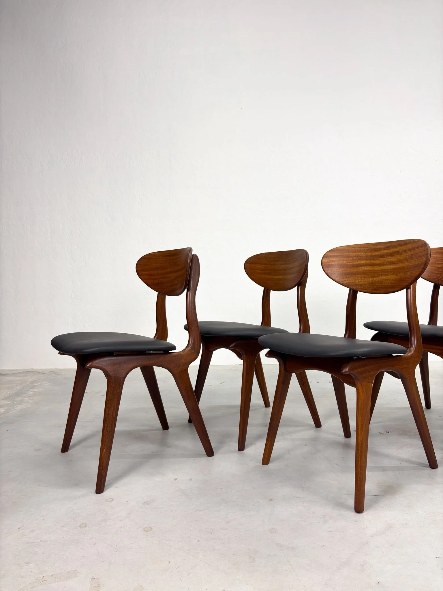 Set 'Snavel' Eetkamerstoelen van Louis van Teeffelen (1).jpeg