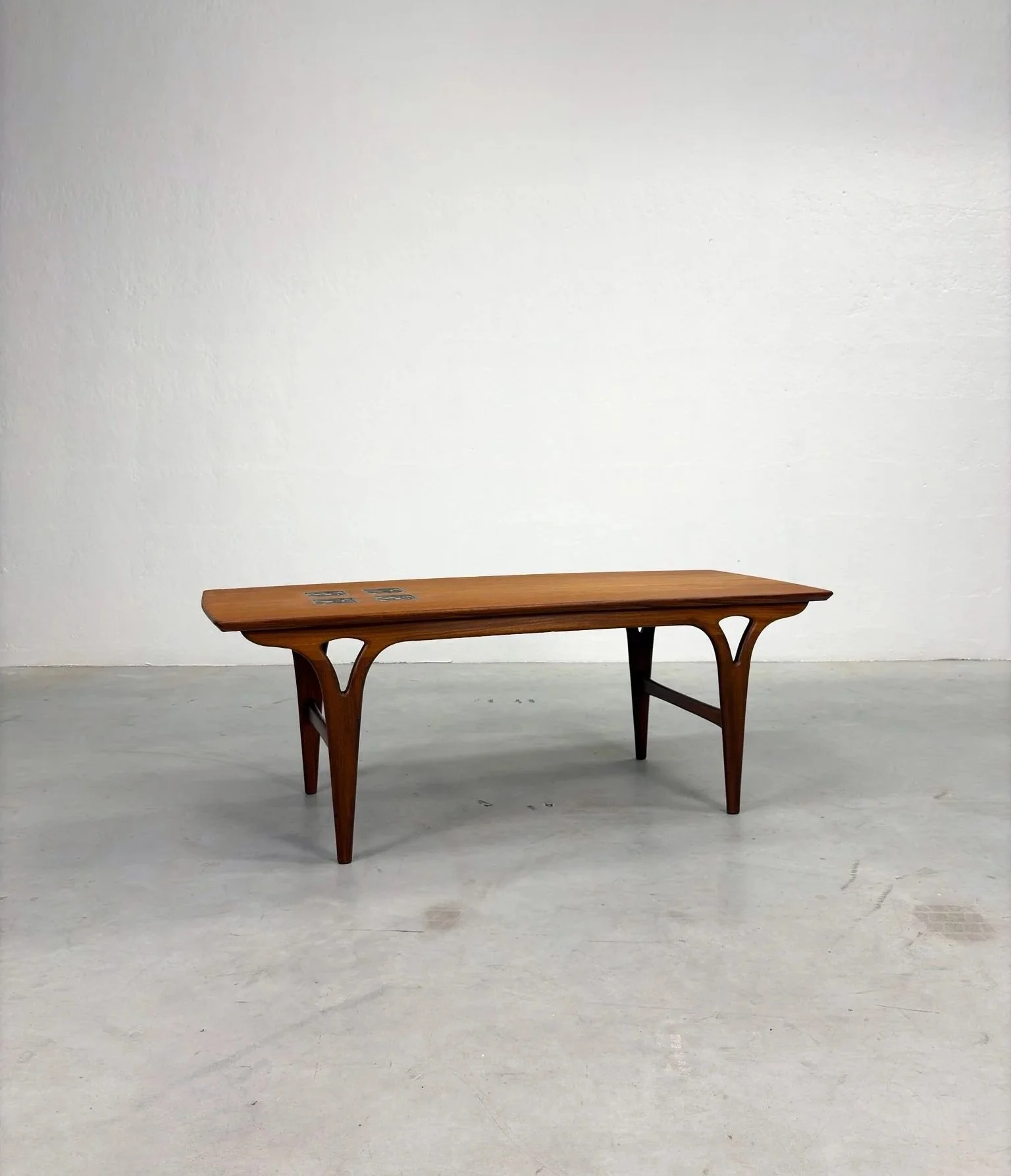 Salontafel Nr. 42 van Louis van Teeffelen voor Wébé