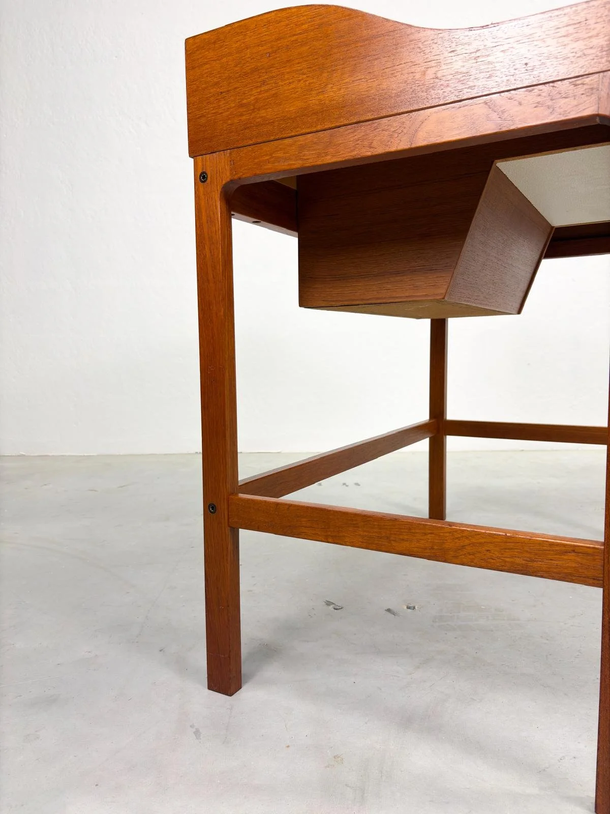 Mid-Century Teakhouten Kaptafel in Deens Design (7).jpeg