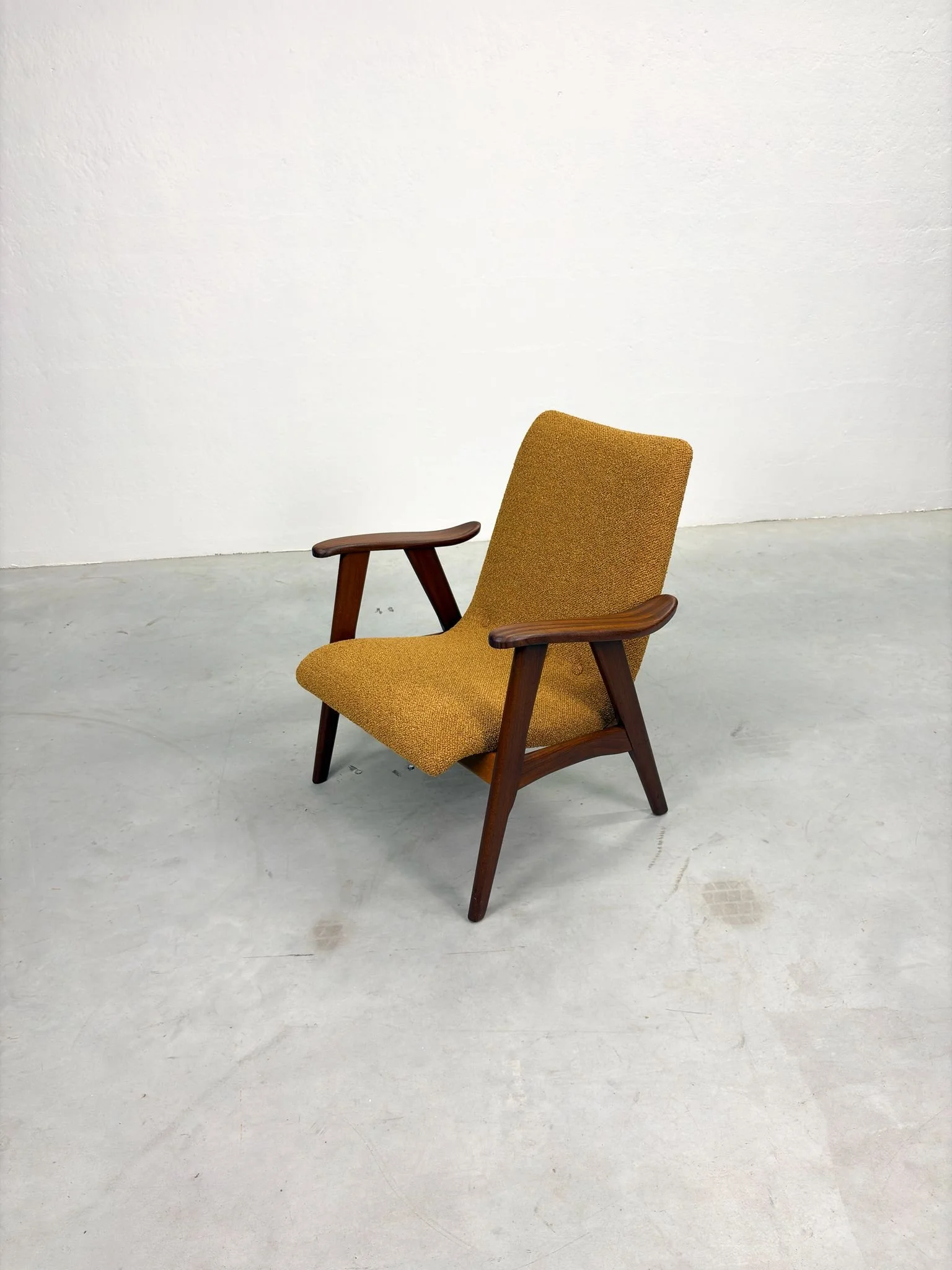 Okergele Fauteuil Louis van Teeffelen (1).jpeg