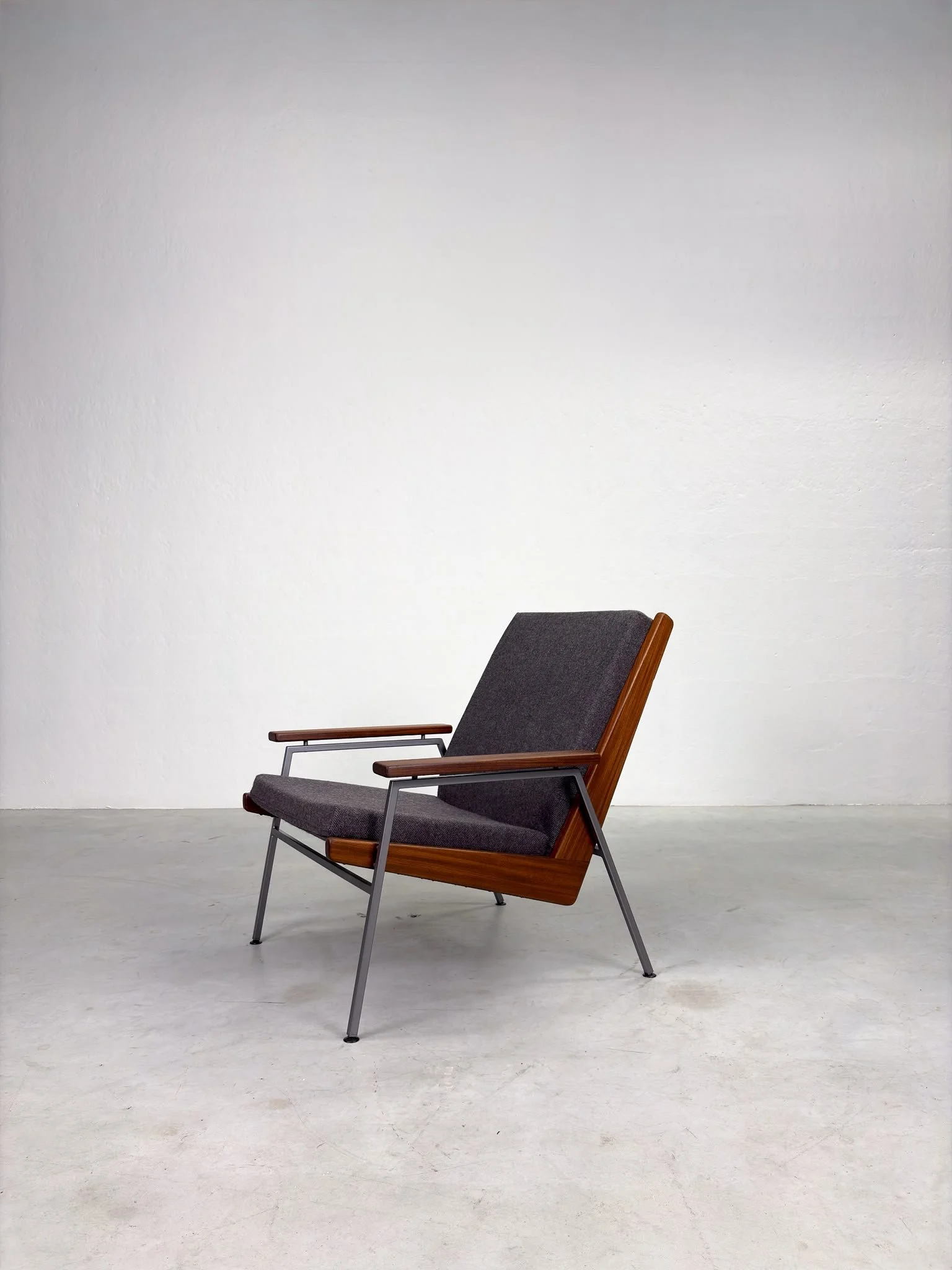 '1611 Lotus' Damesfauteuil van Rob Parry voor Gelderland