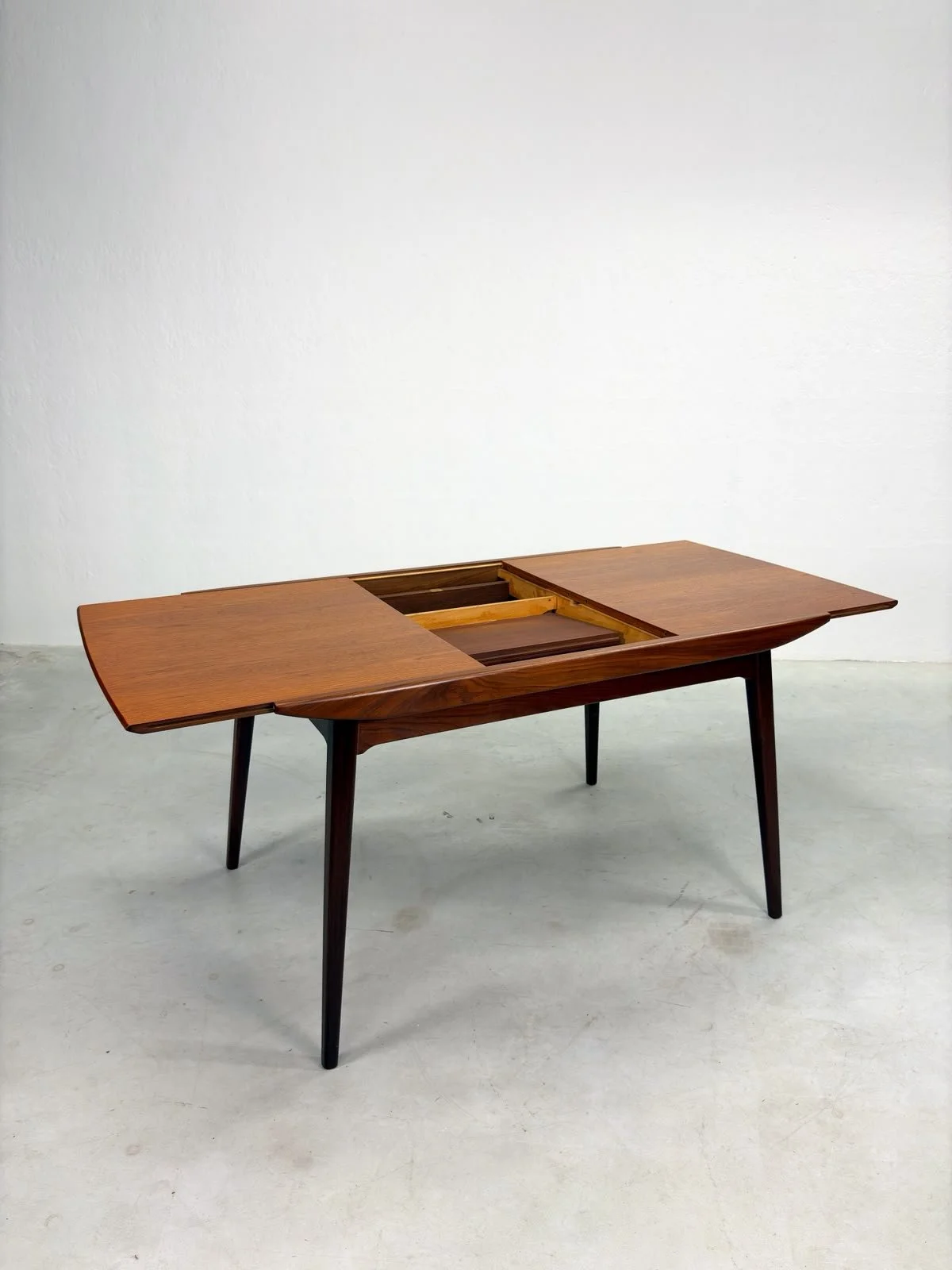 'Milaan' Eettafel van Louis van Teeffelen (4).jpeg