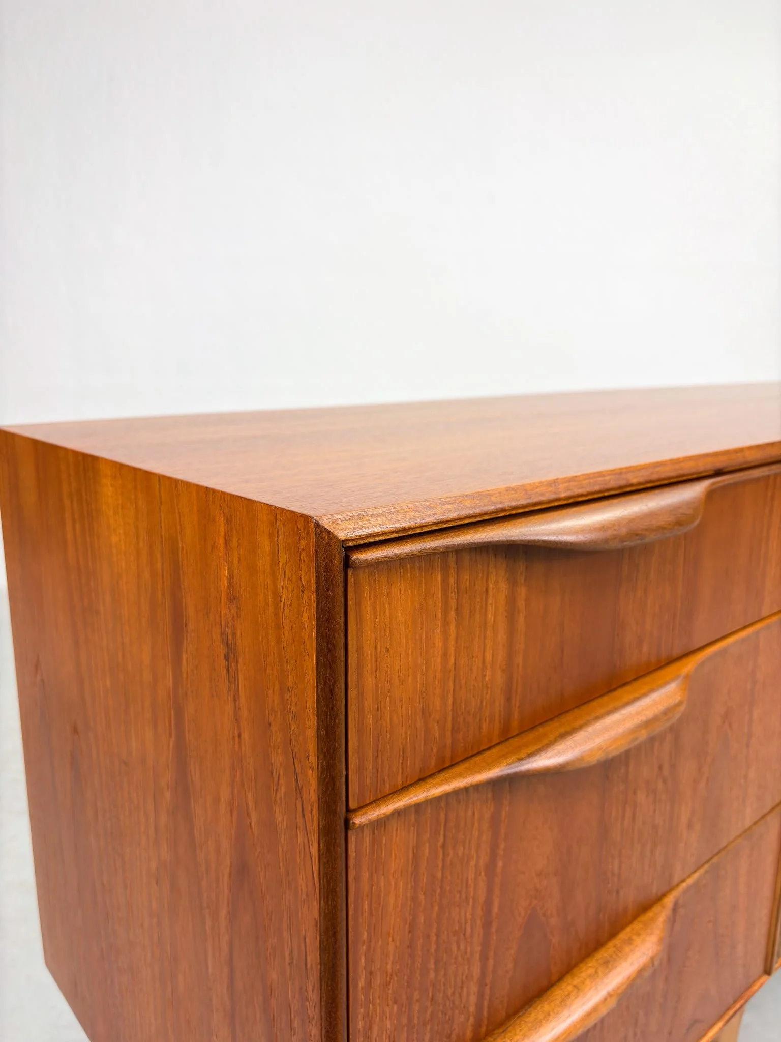 'Dunvegan' Sideboard van Tom Robertson voor McIntosh (16).jpeg